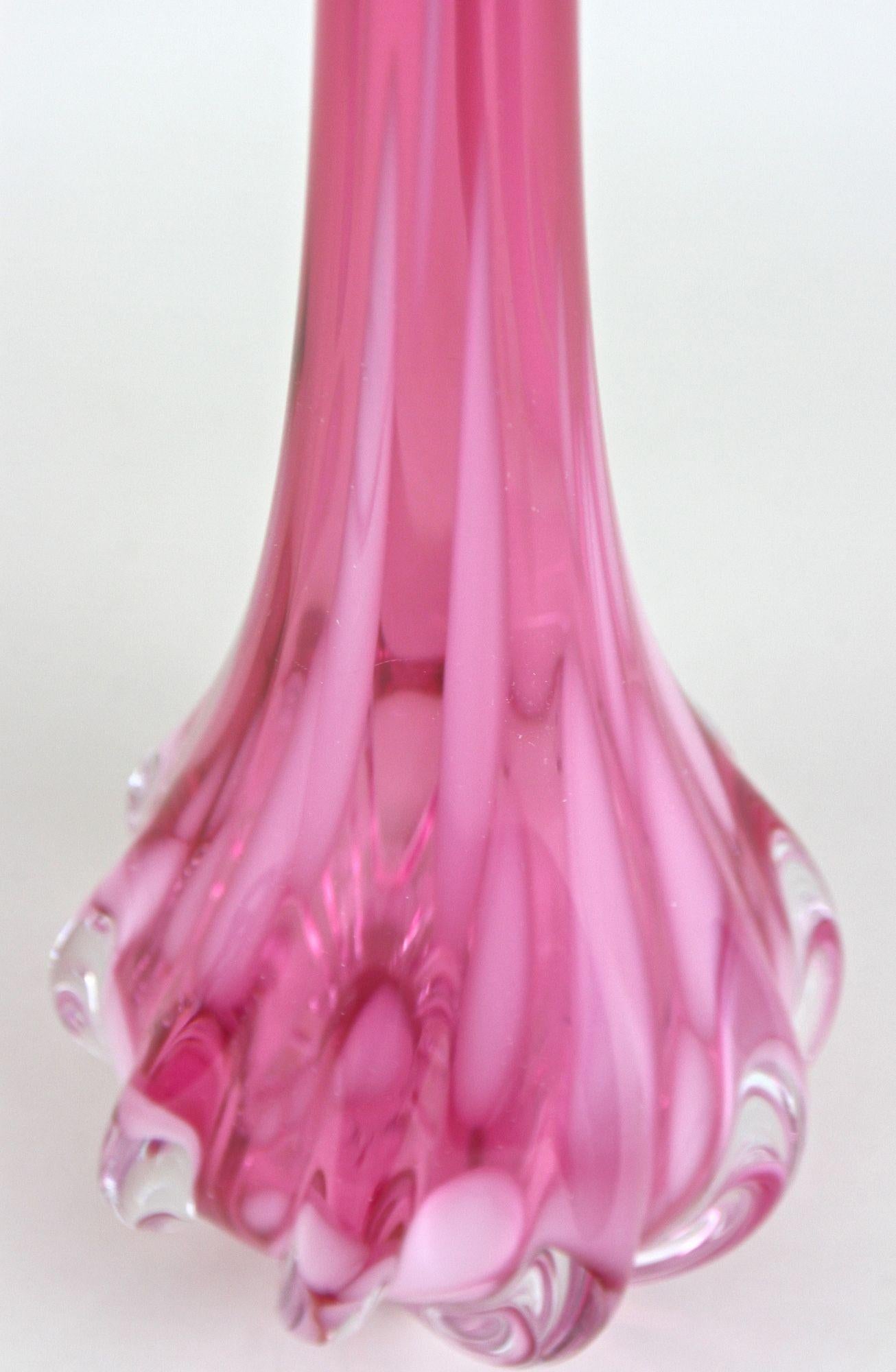 Mid-Century Modern Vase rose à long col en verre de Murano, 20e siècle, Italie circa 1970 en vente