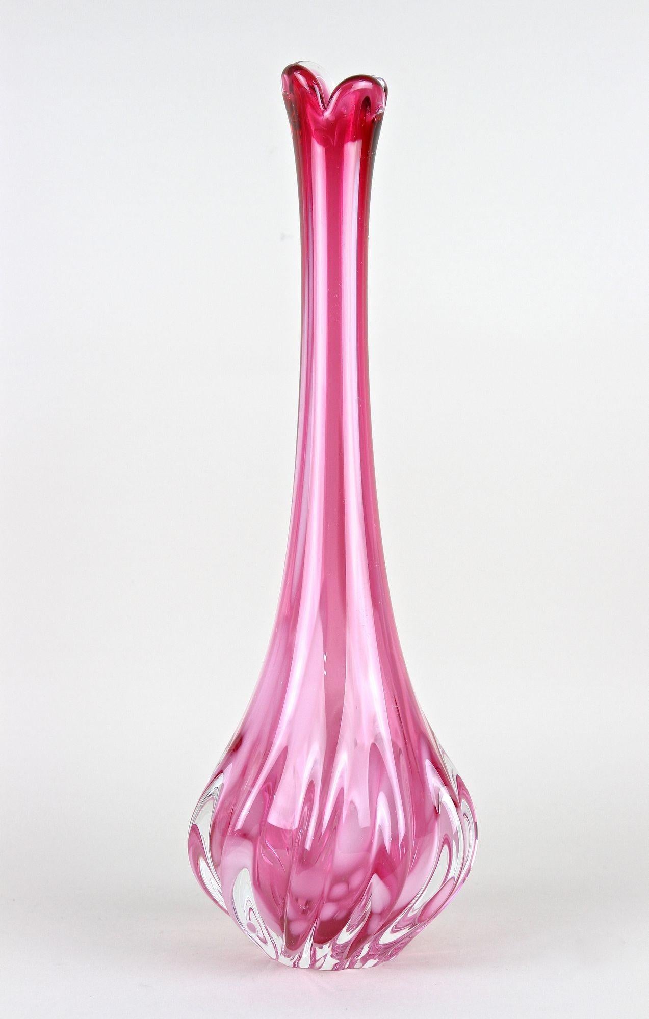 Vase rose à long col en verre de Murano, 20e siècle, Italie circa 1970 Bon état - En vente à Lichtenberg, AT