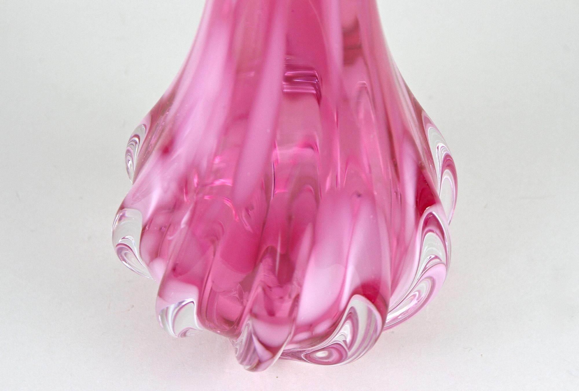 20ième siècle Vase rose à long col en verre de Murano, 20e siècle, Italie circa 1970 en vente