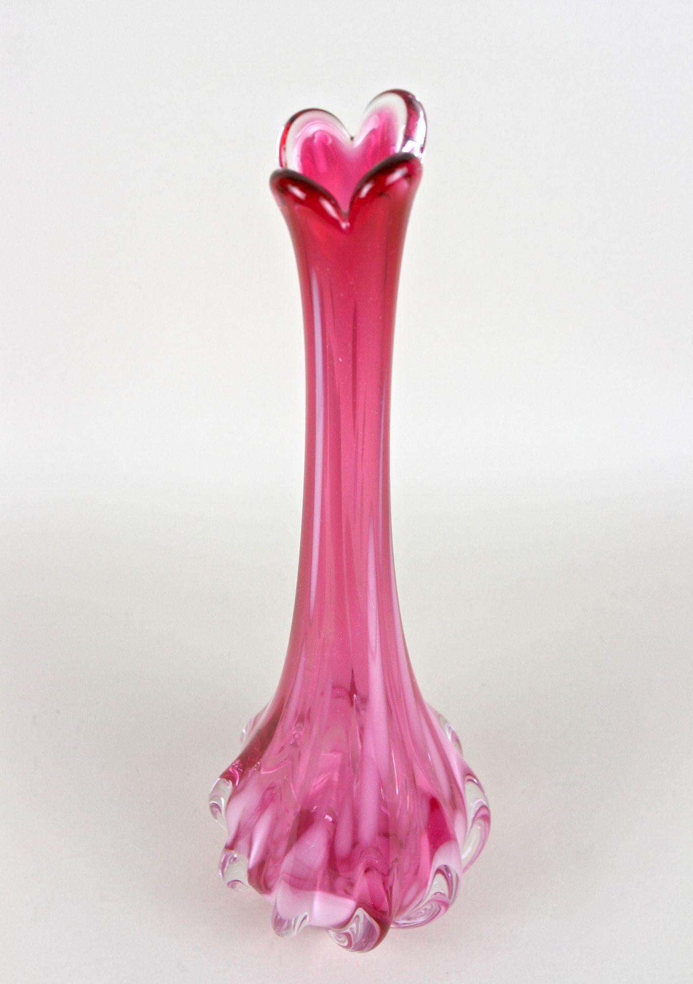 Verre de Murano Vase rose à long col en verre de Murano, 20e siècle, Italie circa 1970 en vente