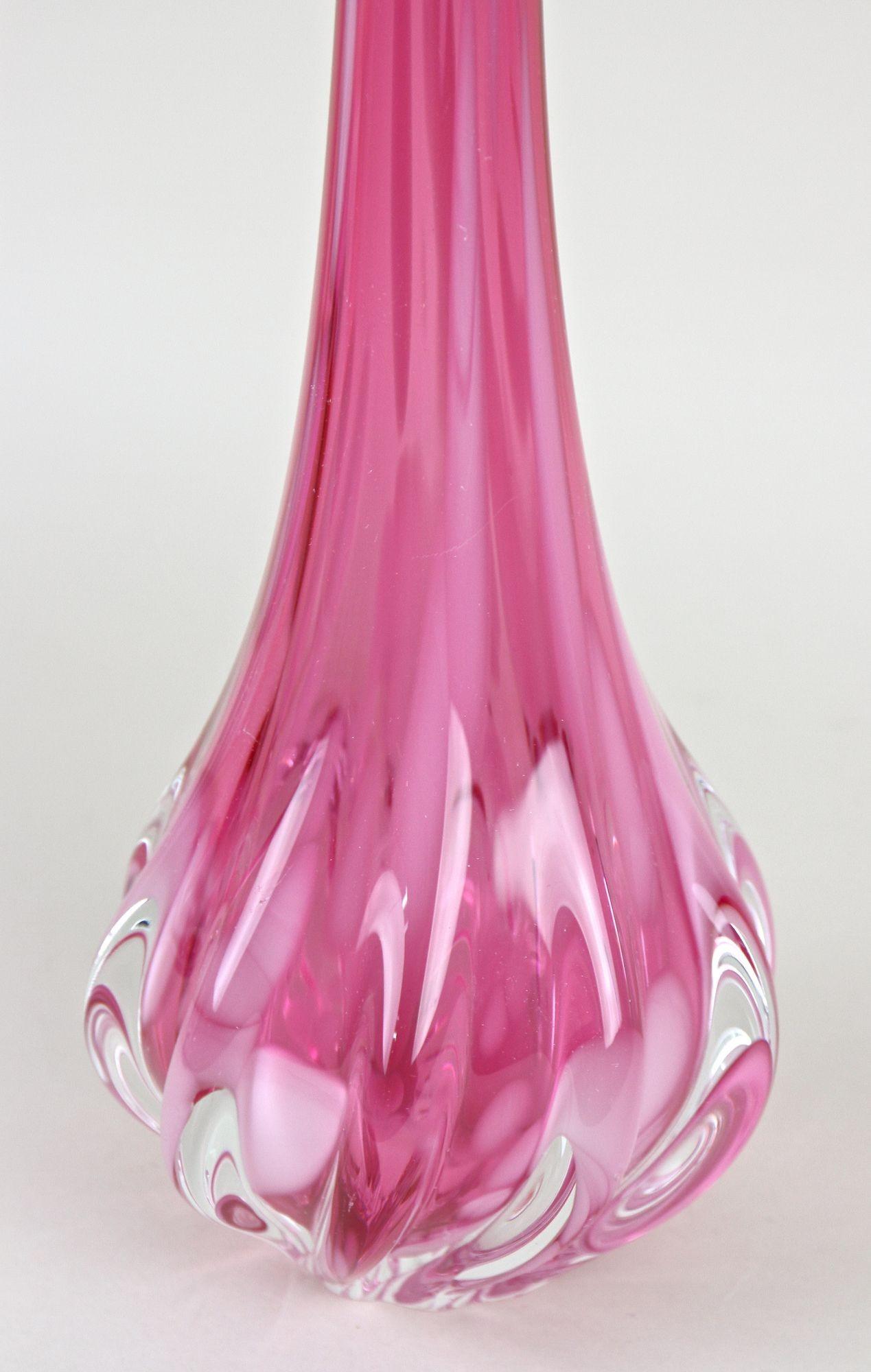 Vase rose à long col en verre de Murano, 20e siècle, Italie circa 1970 en vente 1