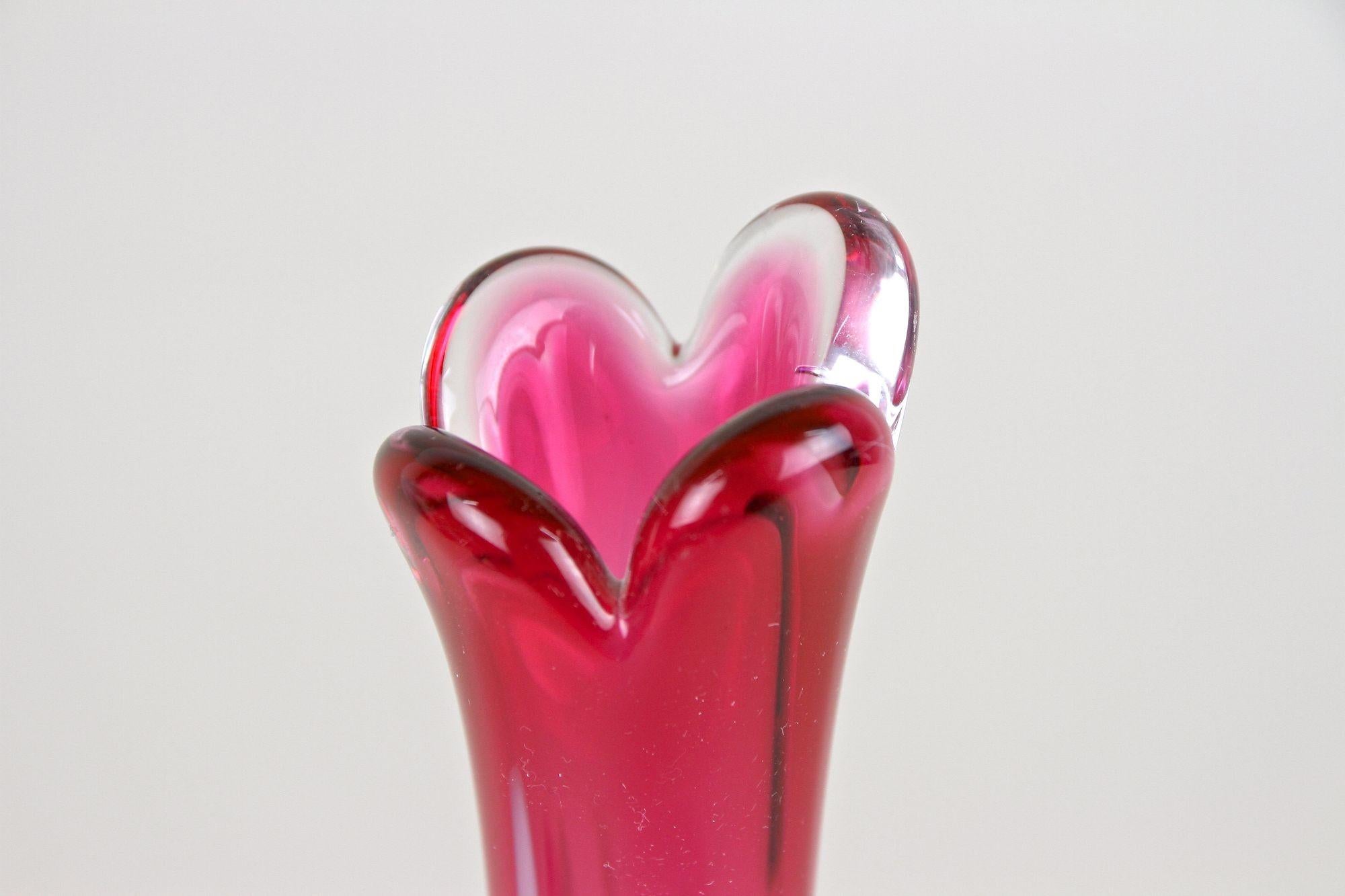 Vase rose à long col en verre de Murano, 20e siècle, Italie circa 1970 en vente 2