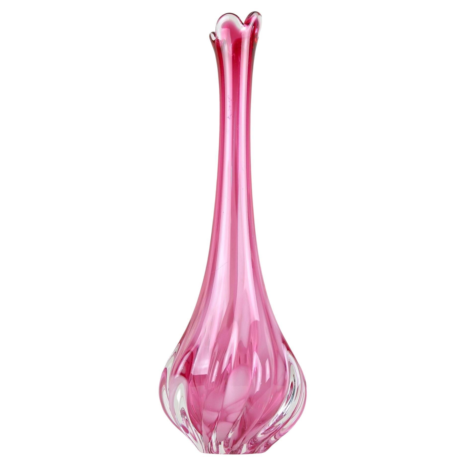 Vase rose à long col en verre de Murano, 20e siècle, Italie circa 1970 en vente