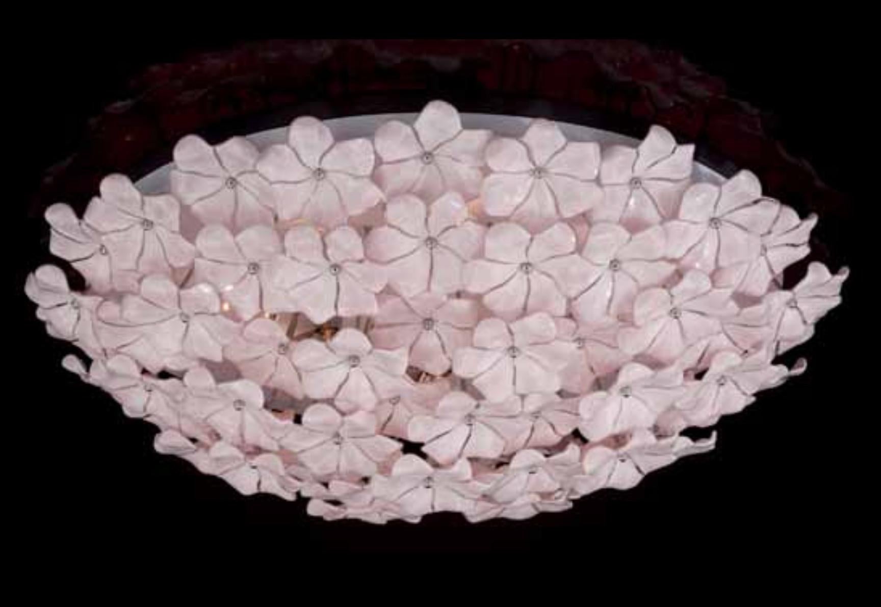 Italienische Unterputzdose mit geschichteten mundgeblasenen rosa Murano-Lotusblüten auf weißer Metallstruktur / Hergestellt in Italien im Stil von Cenedese
Maße: Durchmesser 39,5 Zoll, Höhe 12 Zoll
9 Leuchten / Typ E12 oder E14 / max. 40W pro