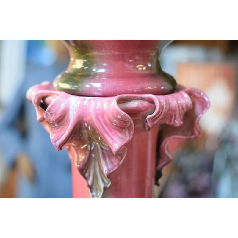 Pot à plantes en majolique rose sur colonne signé par Jerôme Massier pour Vallauris, France, années 1930
 
 Vintage Design
 Jardinière sur colonne décorée de feuilles d'acanthe en céramique majolique rose signée - France Vallauris ; Livrée avec son
