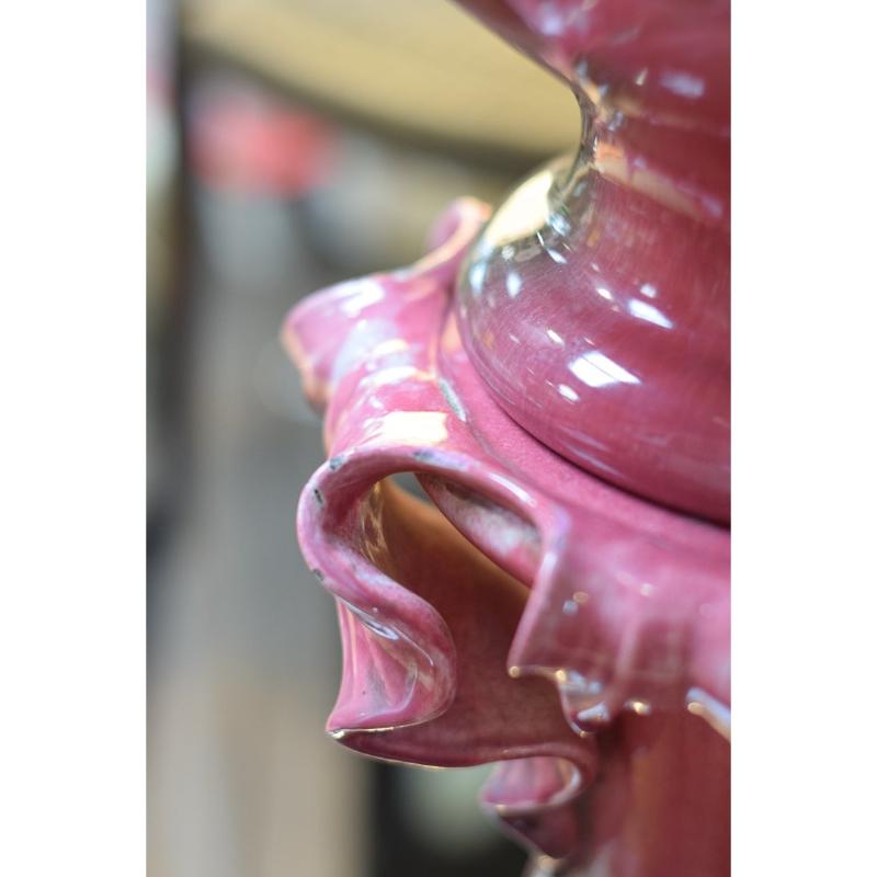 Céramique Pot à plantes en céramique majolique rose sur colonne signé par Jérôme Massier, années 1930 en vente