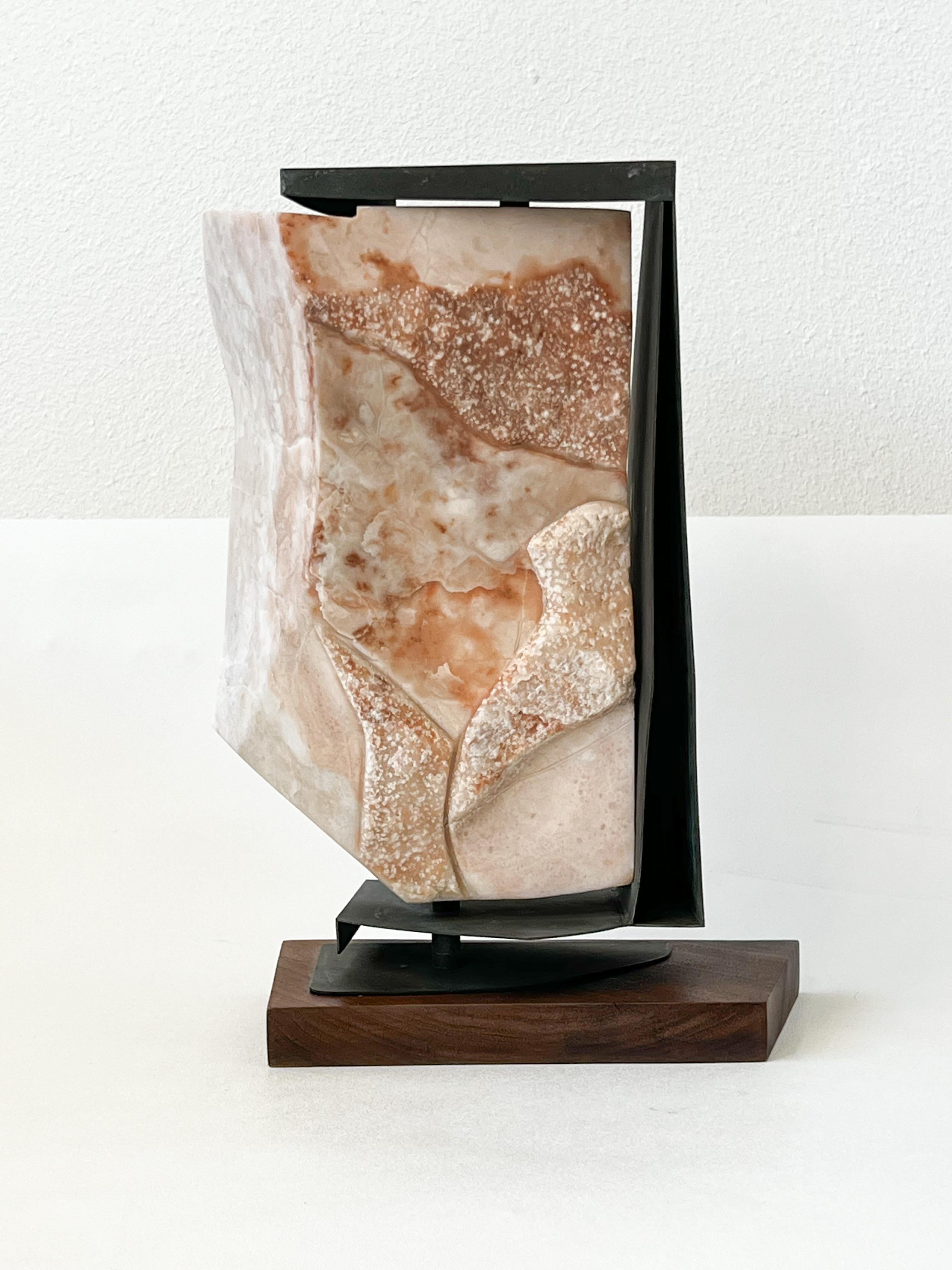 Moderno Scultura astratta in marmo rosa e bronzo antico in vendita