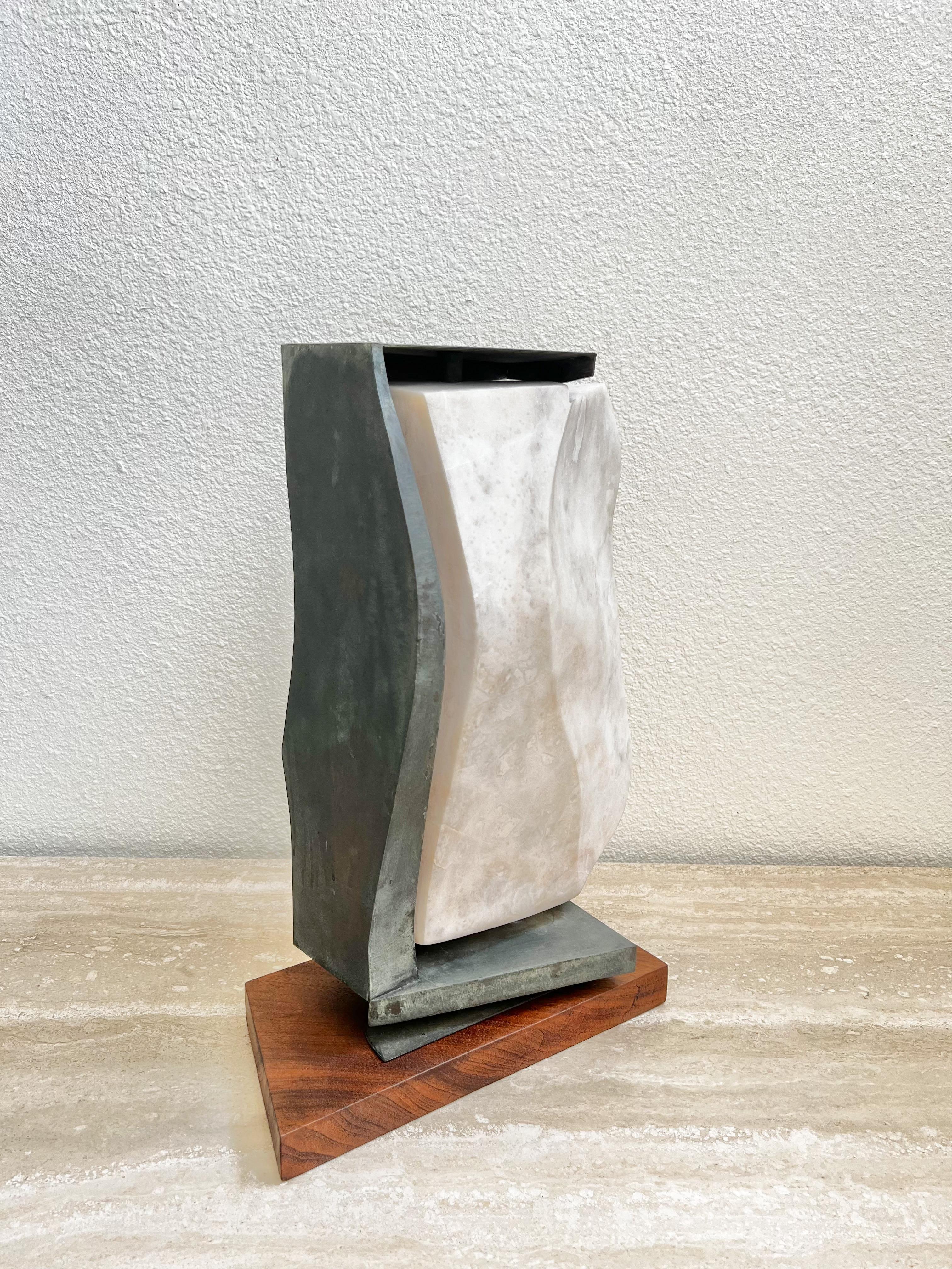 Americano Scultura astratta in marmo rosa e bronzo antico in vendita