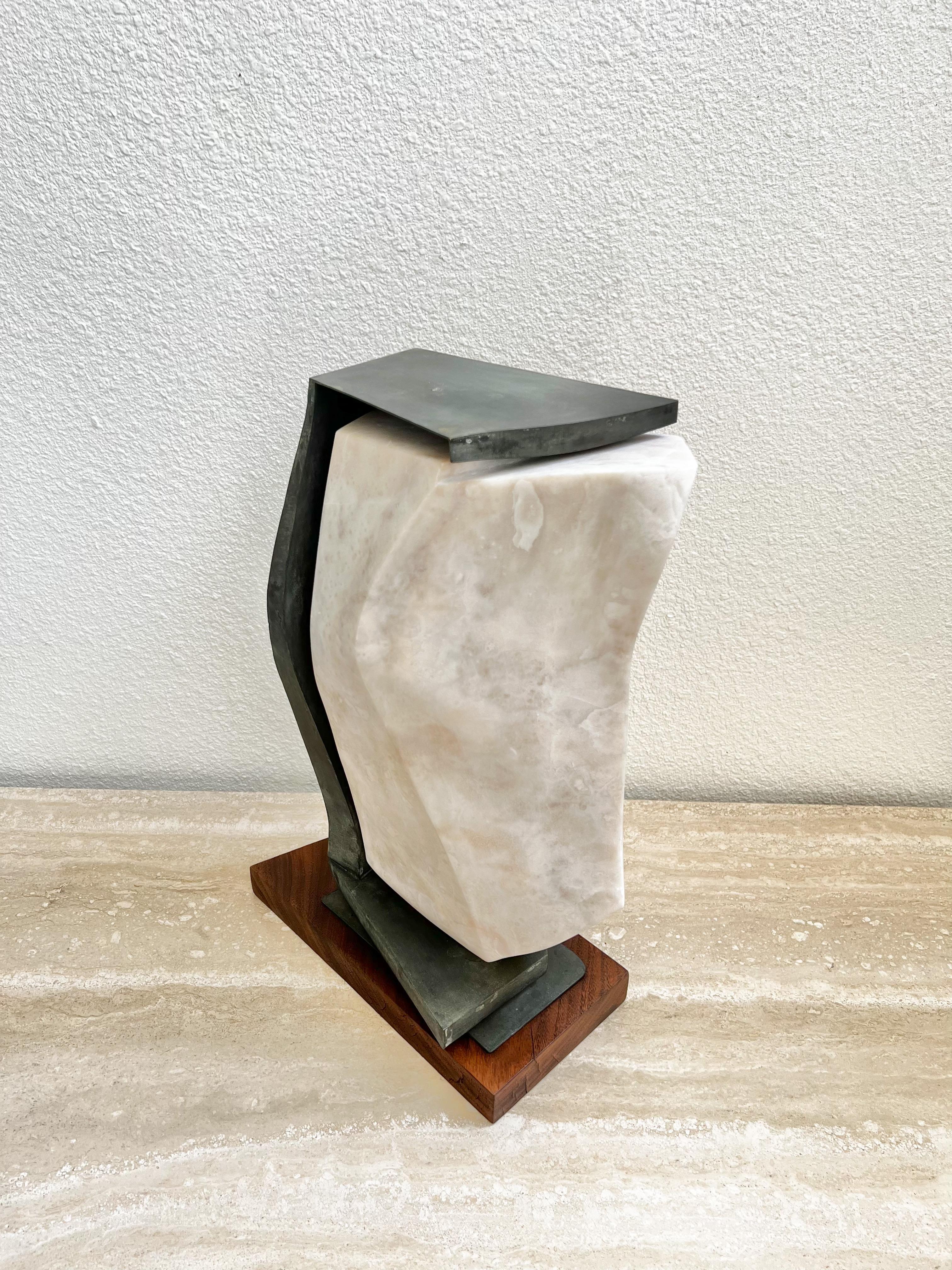 Fatto a mano Scultura astratta in marmo rosa e bronzo antico in vendita