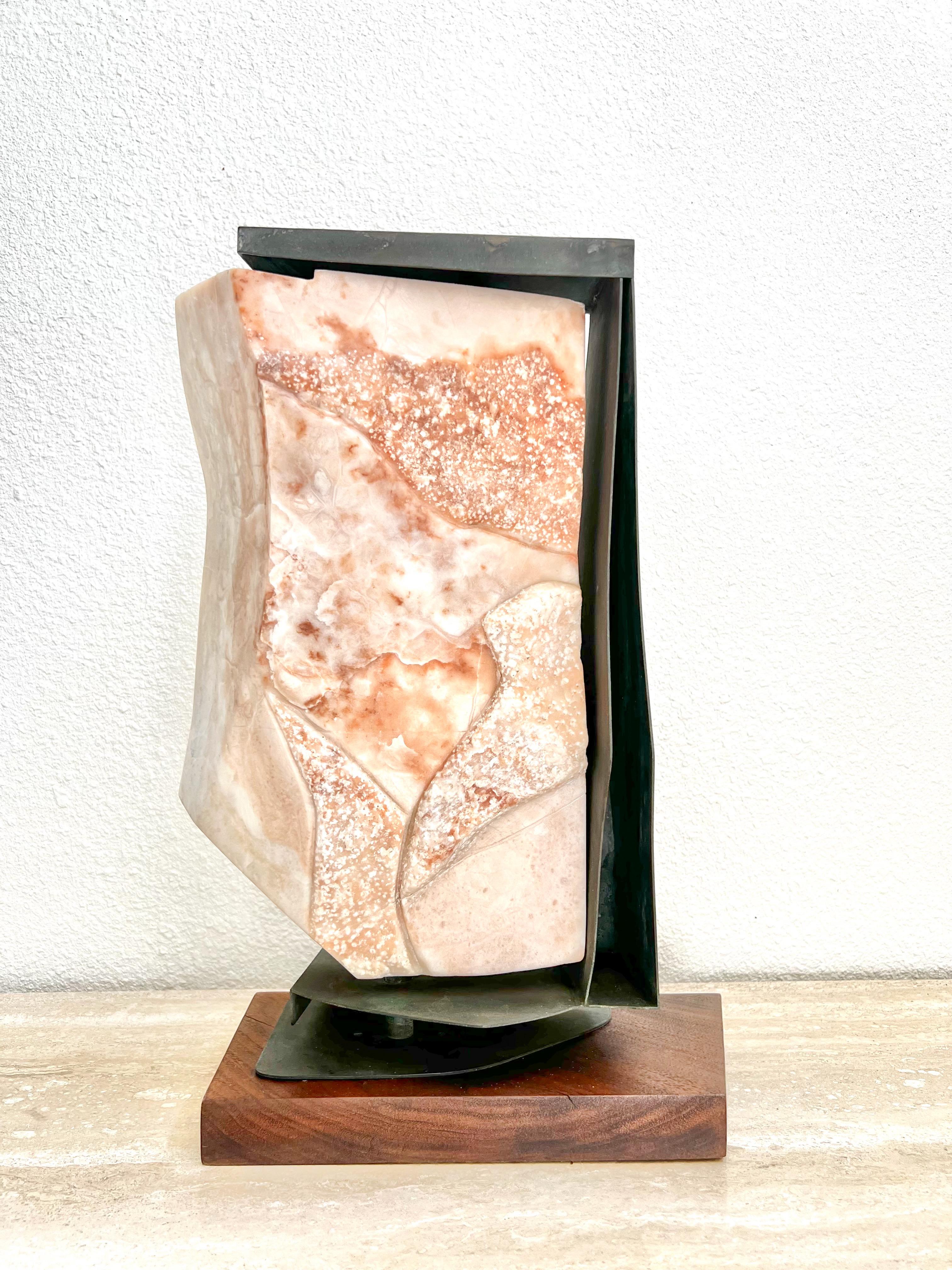 Scultura astratta in marmo rosa e bronzo antico In condizioni buone in vendita a Palm Springs, CA