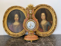 Reloj francés del siglo XIX en forma de lira de mármol rosa y ormolina con péndulo enjoyado