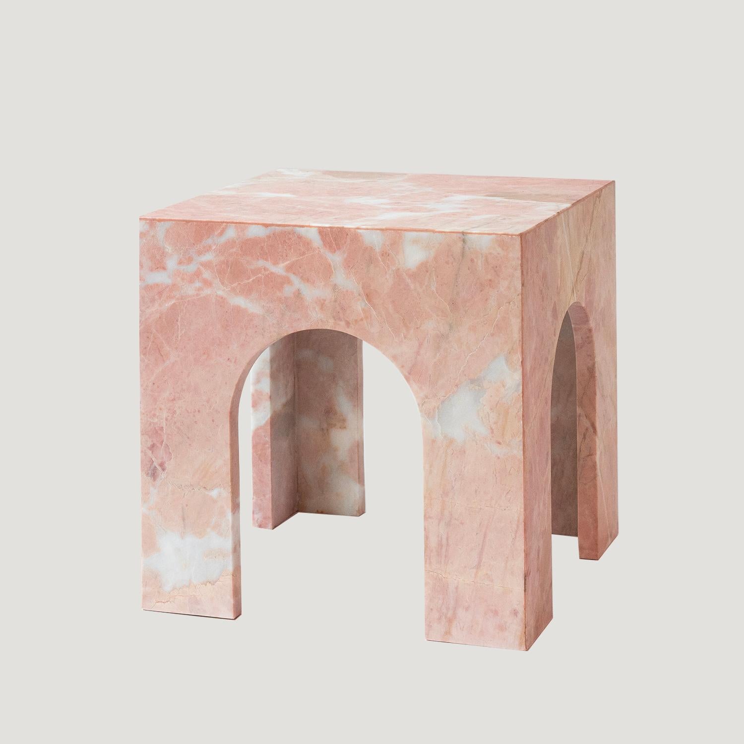 Ajoutez une touche d'élégance à n'importe quelle pièce avec cette superbe table d'appoint en marbre. Les côtés en forme d'arche de cette table d'appoint s'accordent avec une variété d'esthétiques d'intérieur, du traditionnel au contemporain.