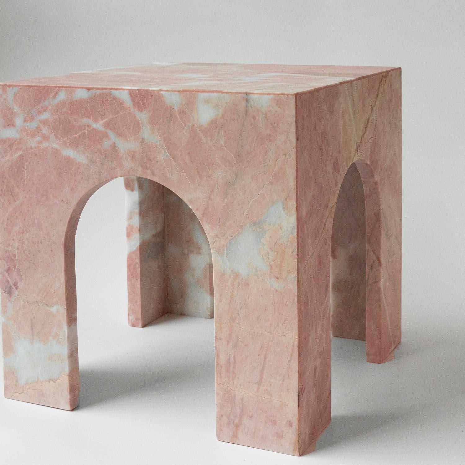 Moderne Table d'appoint en marbre rose en vente