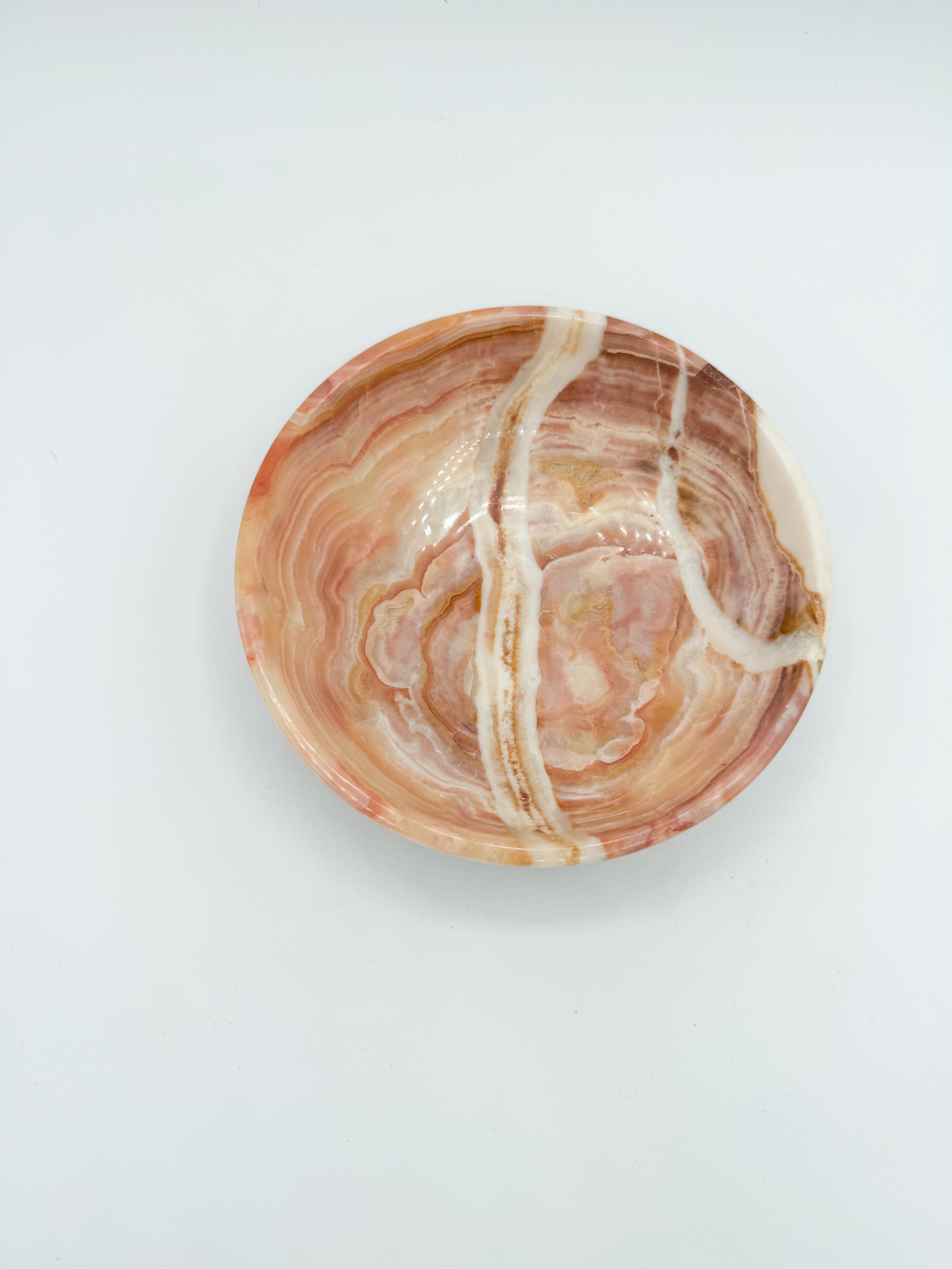 Ciotola Catchall in marmo rosa della fine del XX secolo. Realizzata in uno splendido marmo rosa, questa ciotola presenta un'accattivante miscela di tonalità naturali e design elegante, che la rendono un pezzo unico che emana un fascino senza tempo.