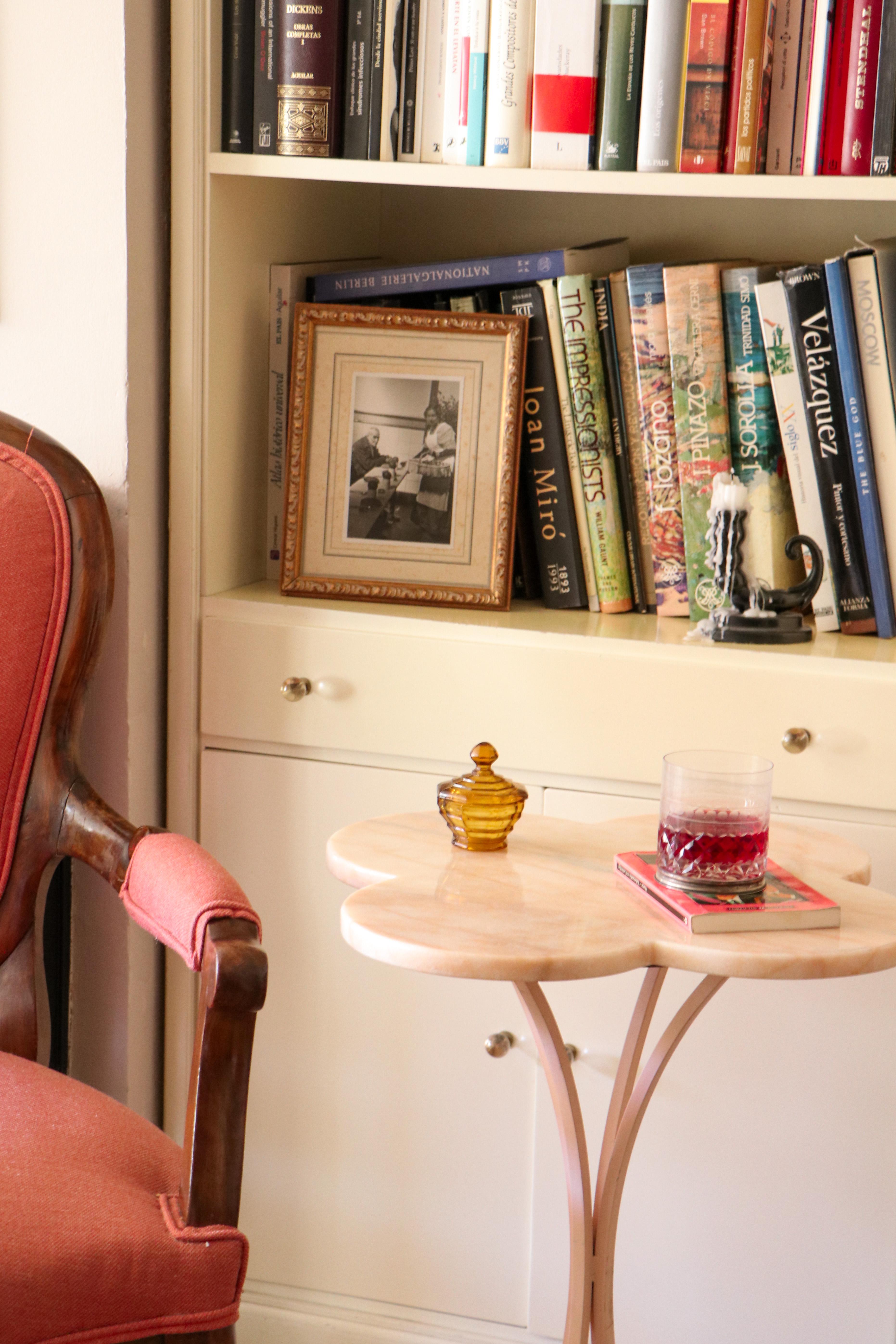 Table cocktail à fleurs en marbre rose en vente 1