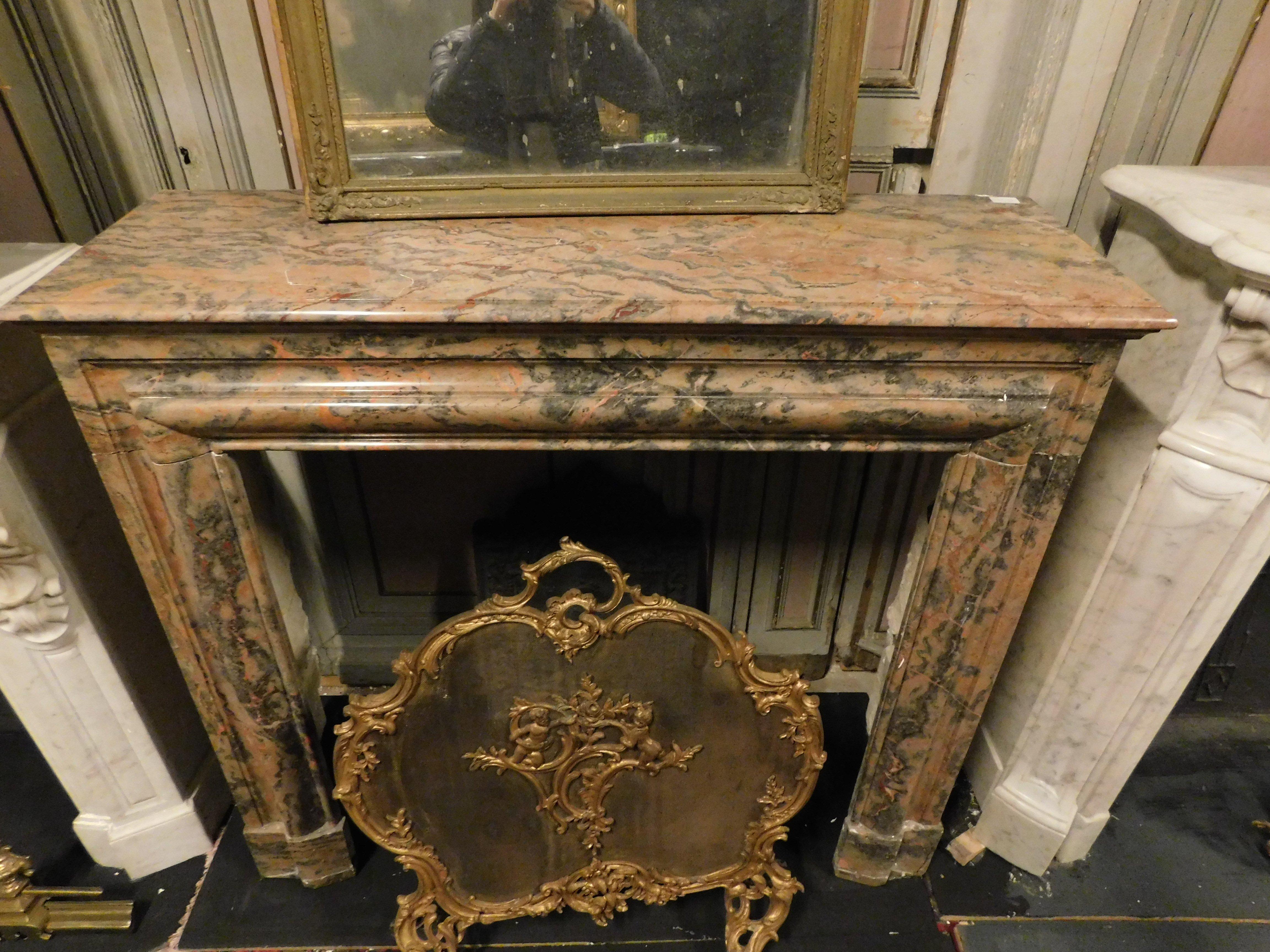 Pink marble mantle fireplace, simple geometric shape, Italy In Good Condition For Sale In Cuneo, Italy (CN)