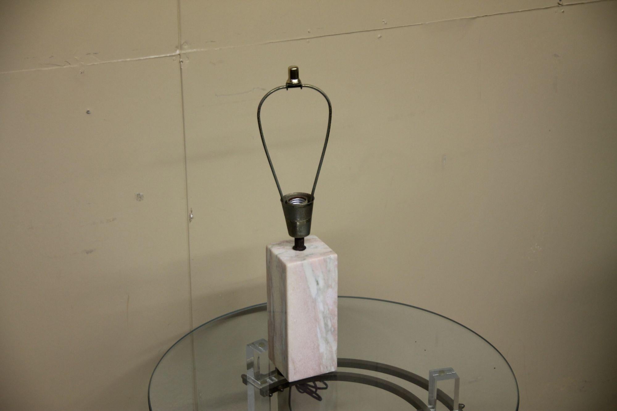 Mid-Century Modern Lampe de table Mid Century en marbre rose en vente