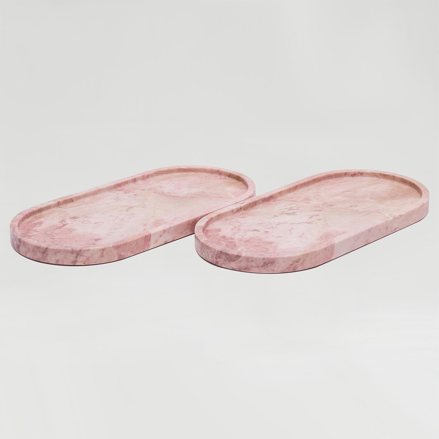 Erhöhen Sie Ihren Raum mit der zeitlosen Eleganz des rosa Marmortabletts. Dieses vielseitige Tablett aus exquisitem burgunderrotem Marmor mit auffälliger weißer Maserung verleiht jedem Ambiente einen Hauch von Raffinesse.

Er ist vielseitig