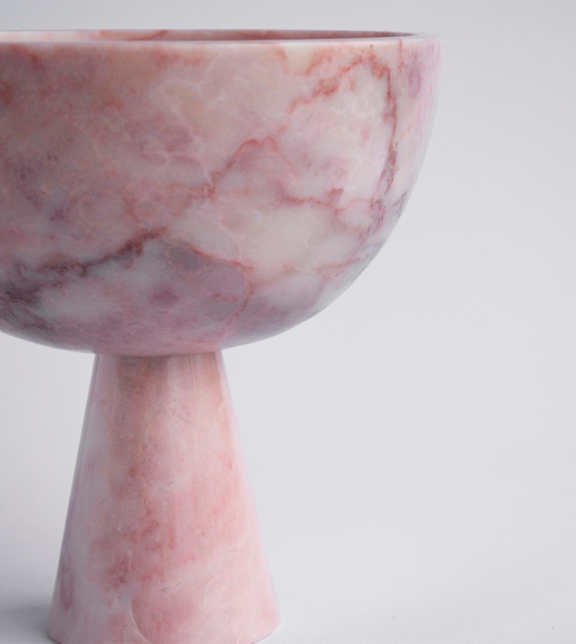 Moderne Bol à piédestal en marbre rose grand format en vente