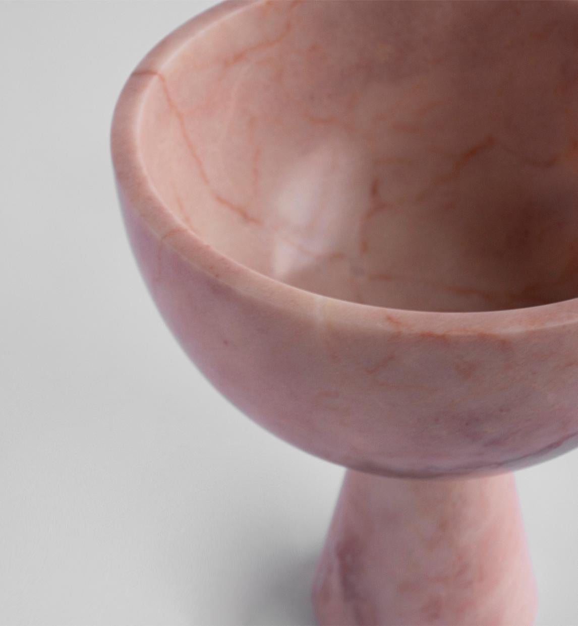 Néerlandais Bol à piédestal en marbre rose grand format en vente