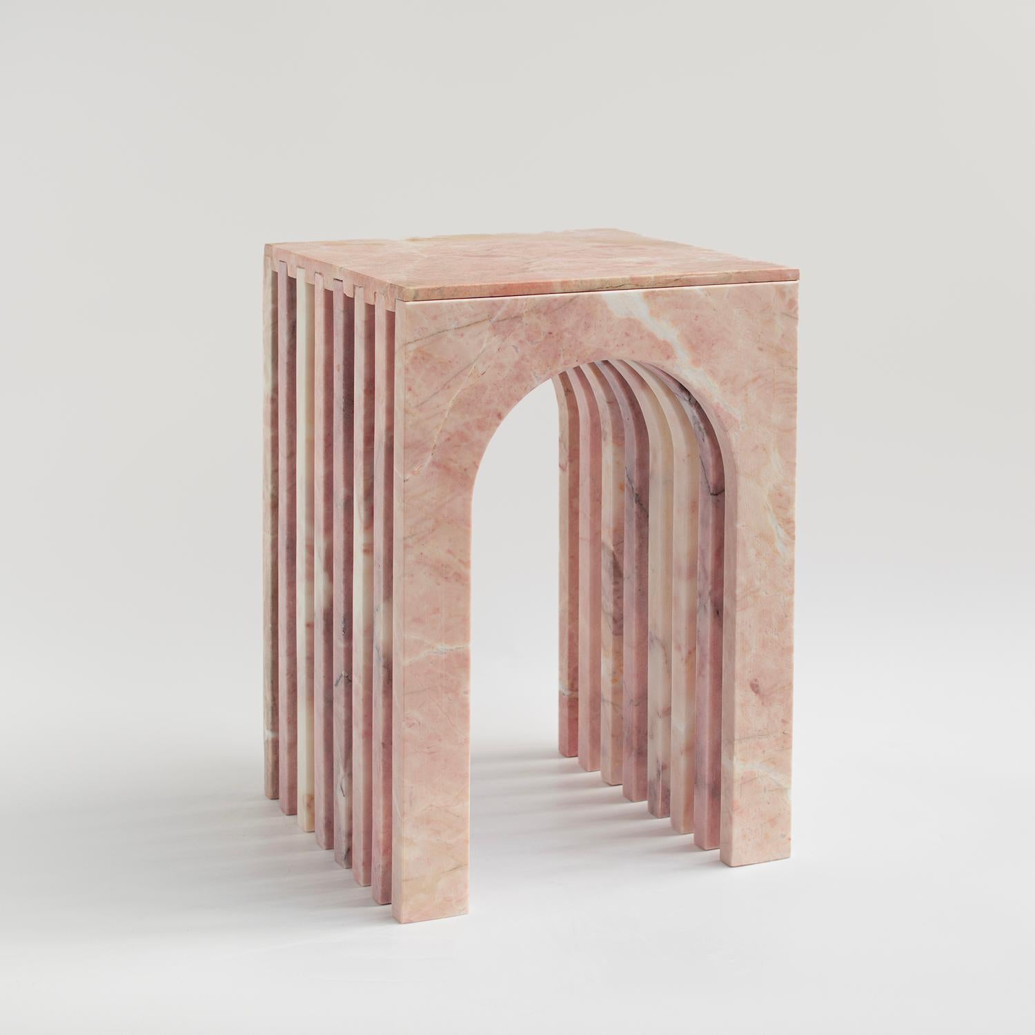 Mit einem Hauch von femininem Flair bringt dieser pinkfarbene Marmor-Beistelltisch einen subtilen Farbakzent und Charme in jeden Raum.
Die bogenförmige Silhouette aus wunderschönem Naturmarmor in einem errötenden Rosaton besteht aus anmutig