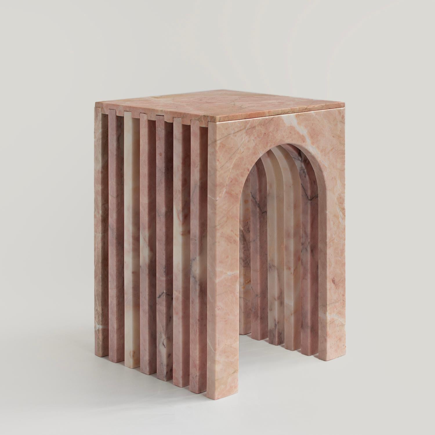 Beistelltisch aus rosa Marmor „Balance“ (Moderne) im Angebot