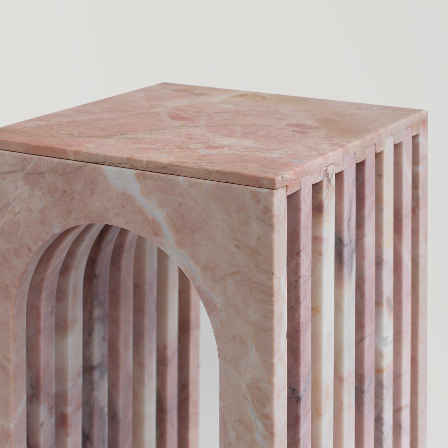 Beistelltisch aus rosa Marmor „Balance“ (Travertin) im Angebot