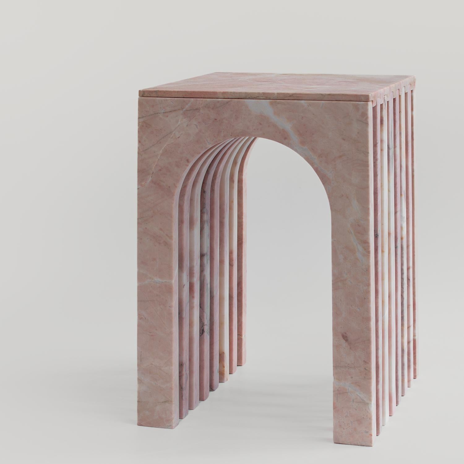 Beistelltisch aus rosa Marmor „Balance“ im Angebot 1