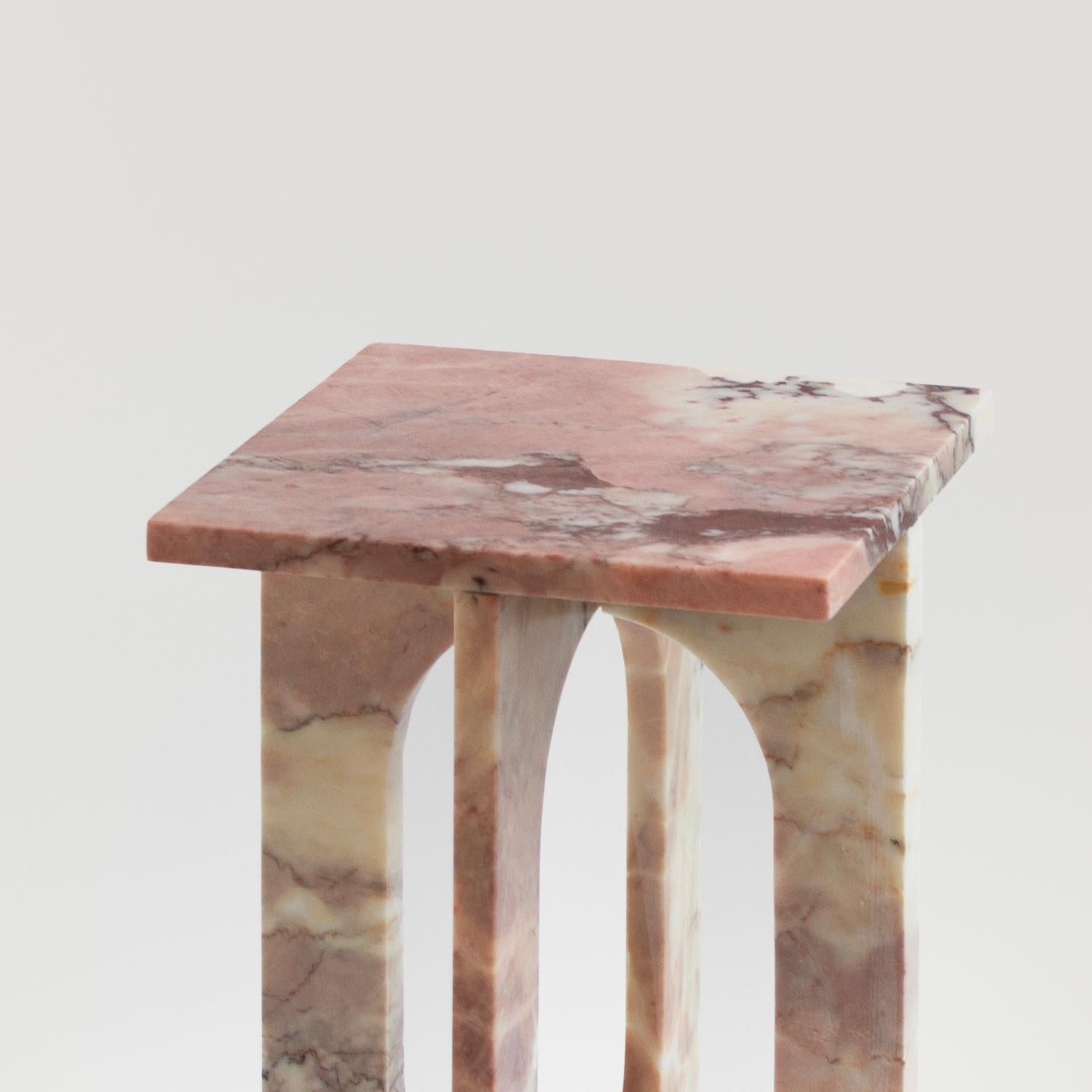Table d'appoint BOND en marbre rose -  La table d'appoint Bond évoque la simplicité avec son design moderne et épuré. Fabriquée en marbre adouci, cette pièce constitue un ajout élégant à tout espace grâce à ses lignes sophistiquées et épurées et à