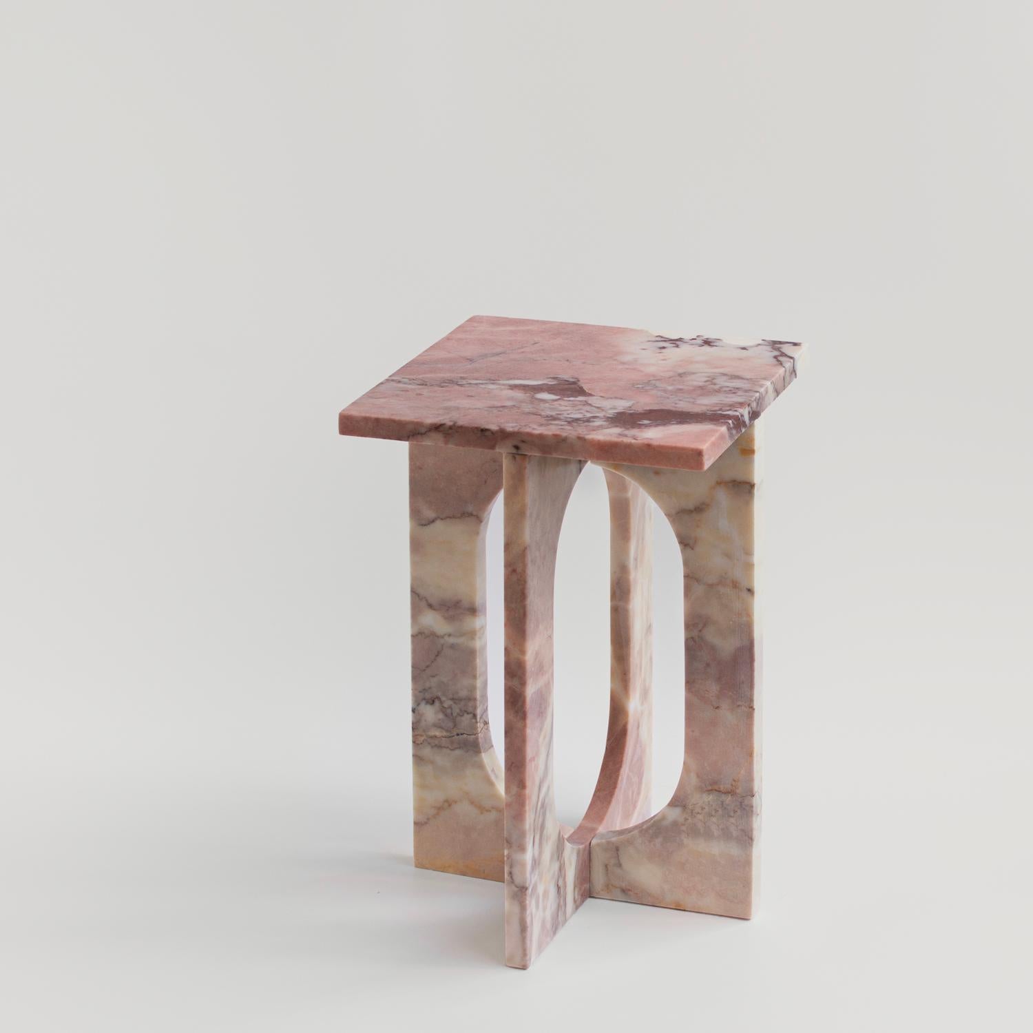 XXIe siècle et contemporain Table d'appoint en marbre rose 