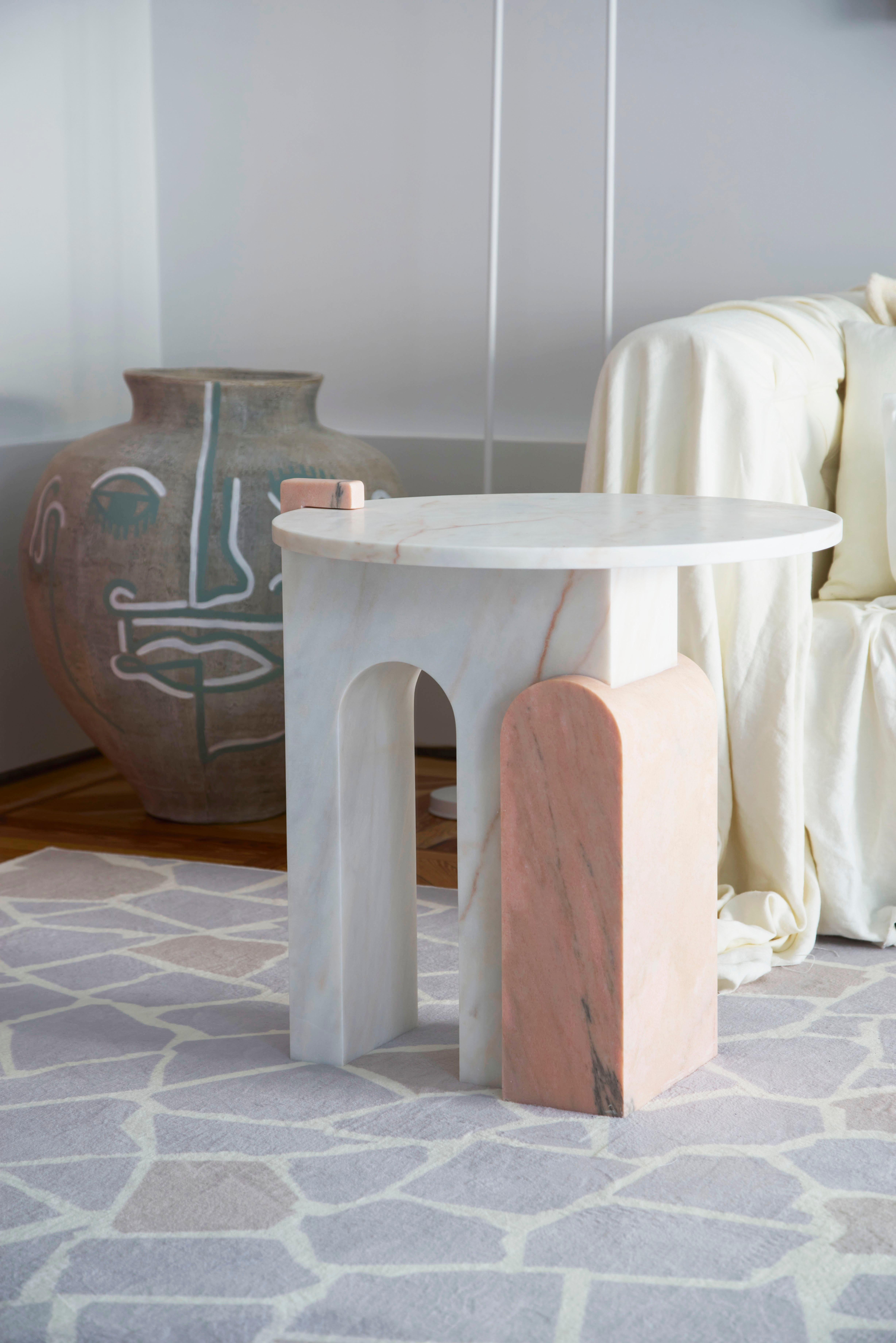 Postmoderne Table d'appoint en marbre rose de Dovain Studio en vente