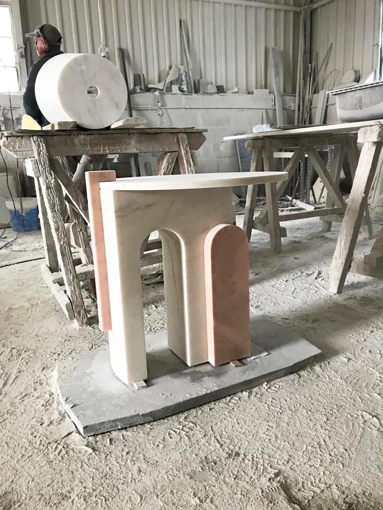 Portugais Table d'appoint en marbre rose de Dovain Studio en vente