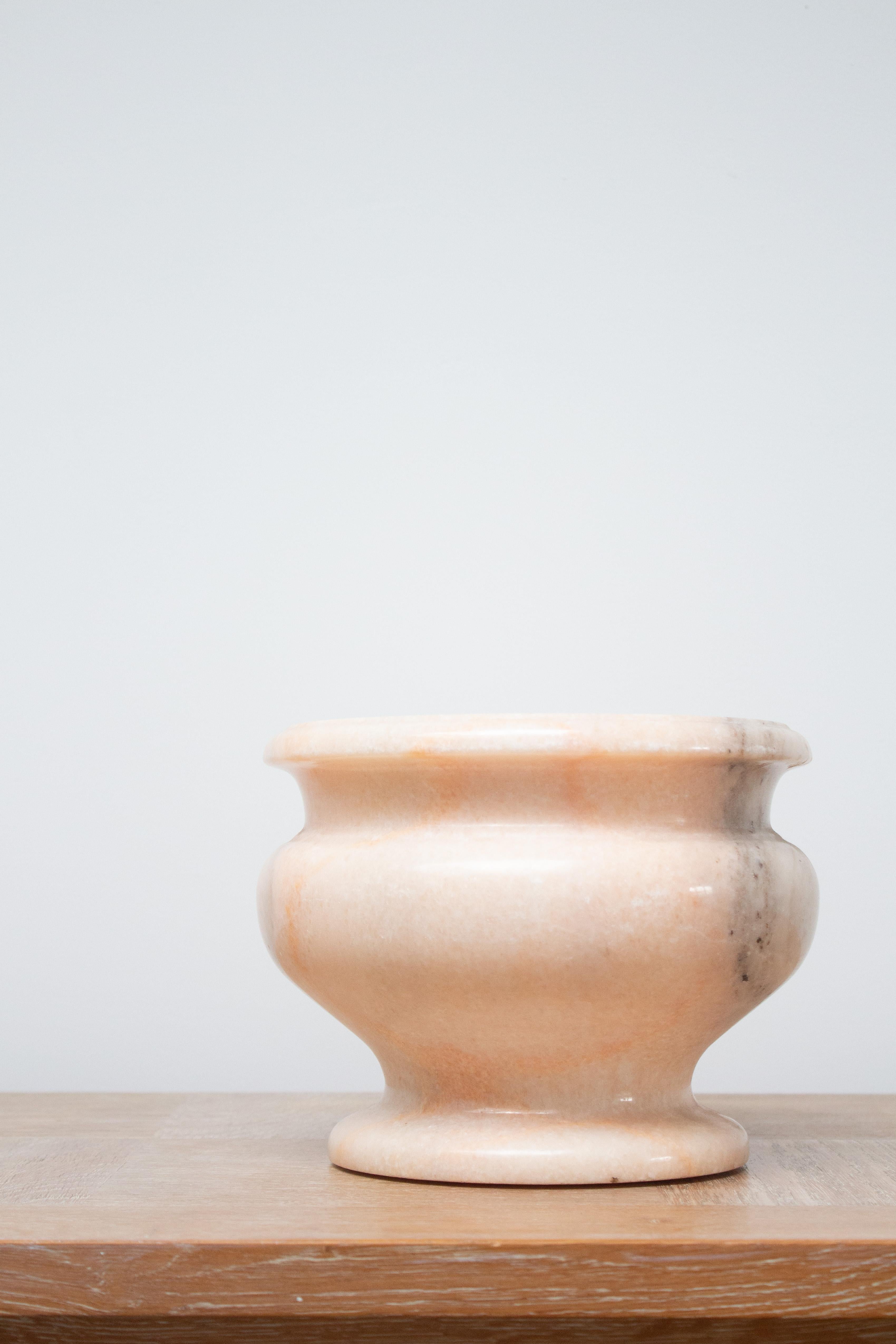 Mid-Century moderno Vaso a urna in marmo rosa in vendita
