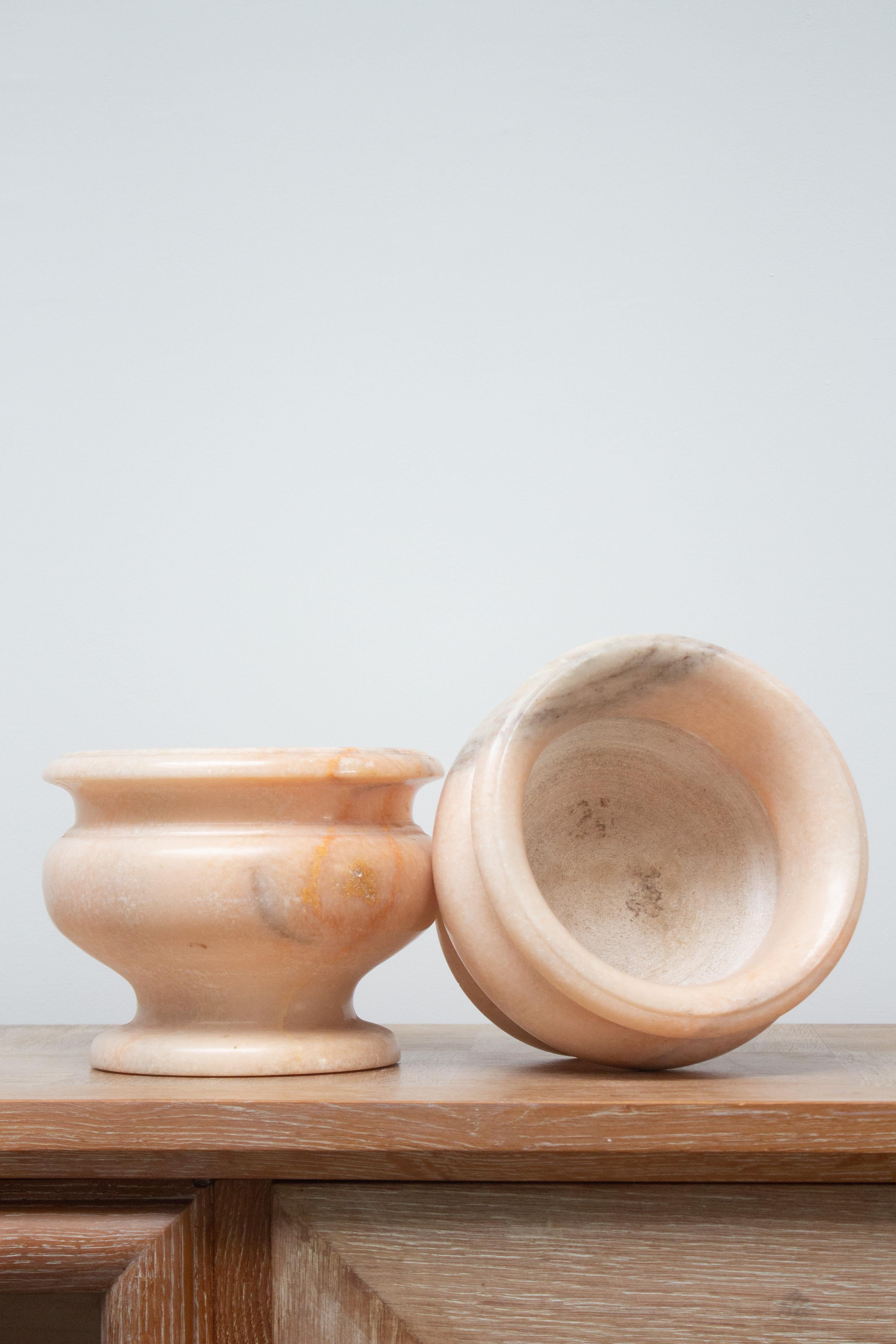 XX secolo Vaso a urna in marmo rosa in vendita