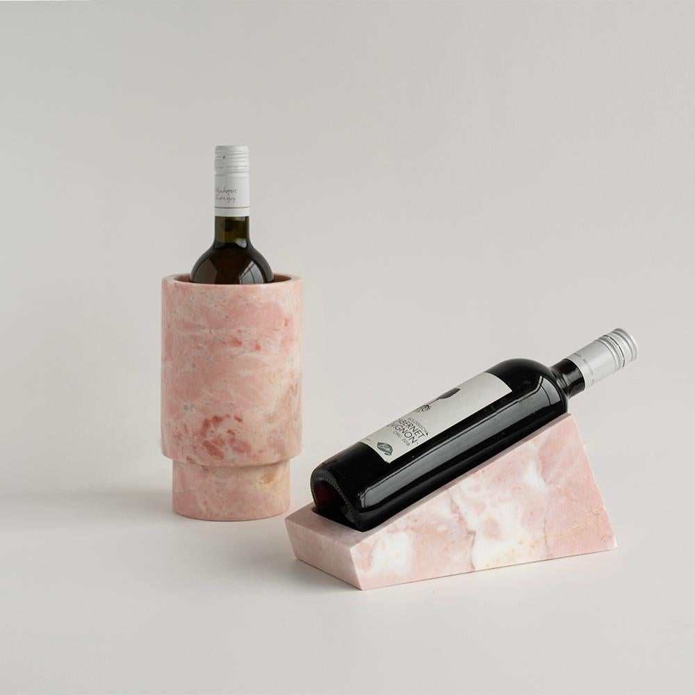 Setzen Sie Ihren Wein auf einen Stil. Dieser vollständig aus Marmor gefertigte Weinhalter ist eine schöne Möglichkeit, Ihre Lieblingsweinflasche auf der Küchentheke oder dem Tisch abzustellen, und er ist auffällig genug, um als Mittelpunkt Ihrer