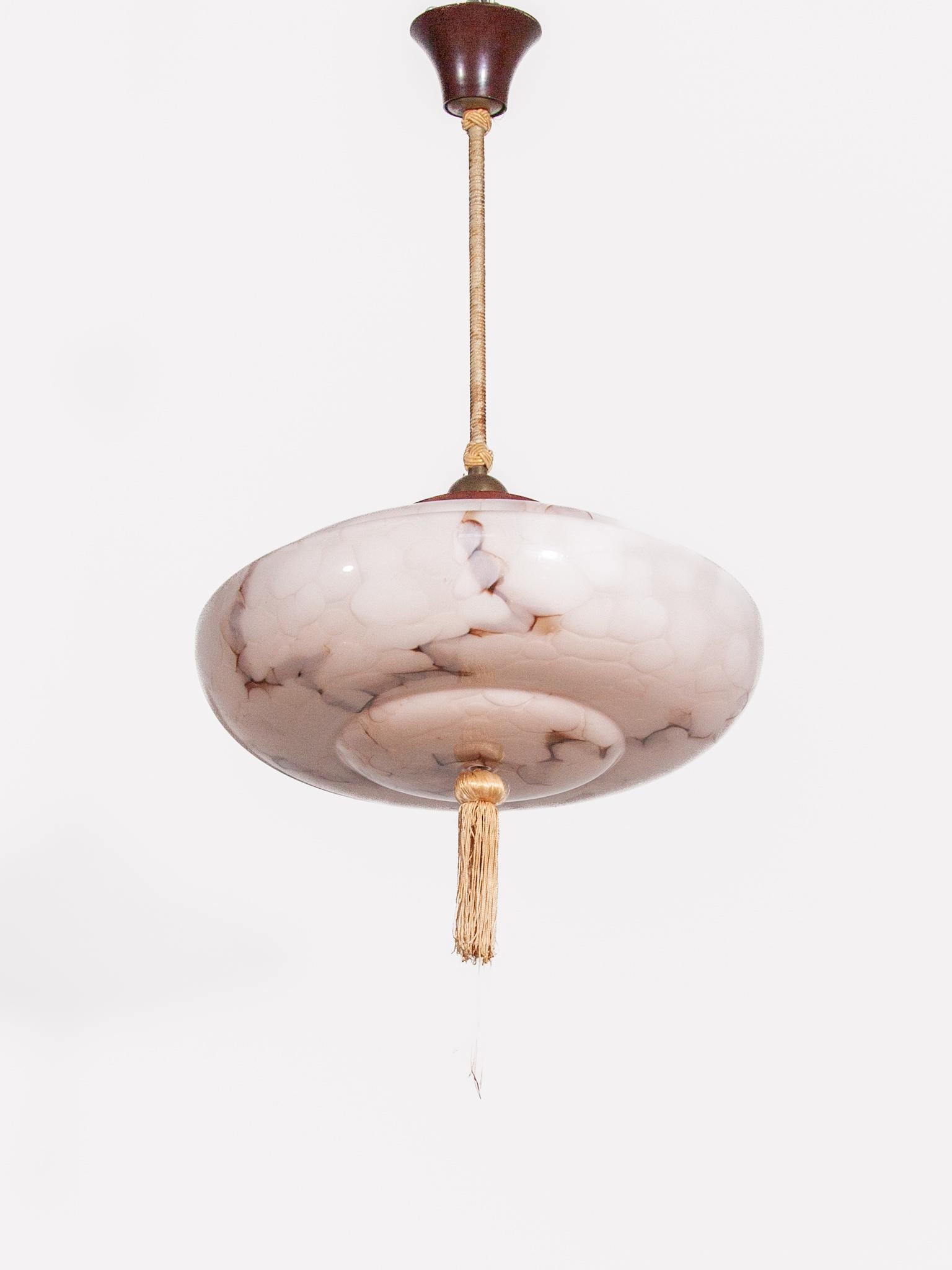 Originale lampada a sospensione in stile Art Déco con paralume in vetro opalino color rosa e elementi in ottone che emettono una splendida luce soffusa. Tipica lampada a sospensione da utilizzare in soggiorno, in camera da letto o in corridoio. La