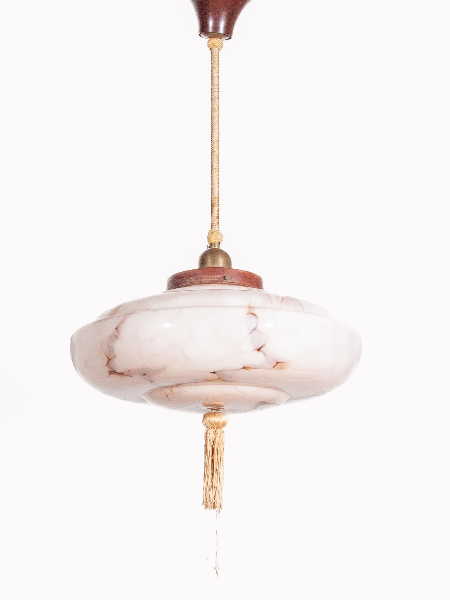 Tedesco Lampada a sospensione ART DECO in vetro marmorizzato rosa e ottone, anni '30, Germania in vendita