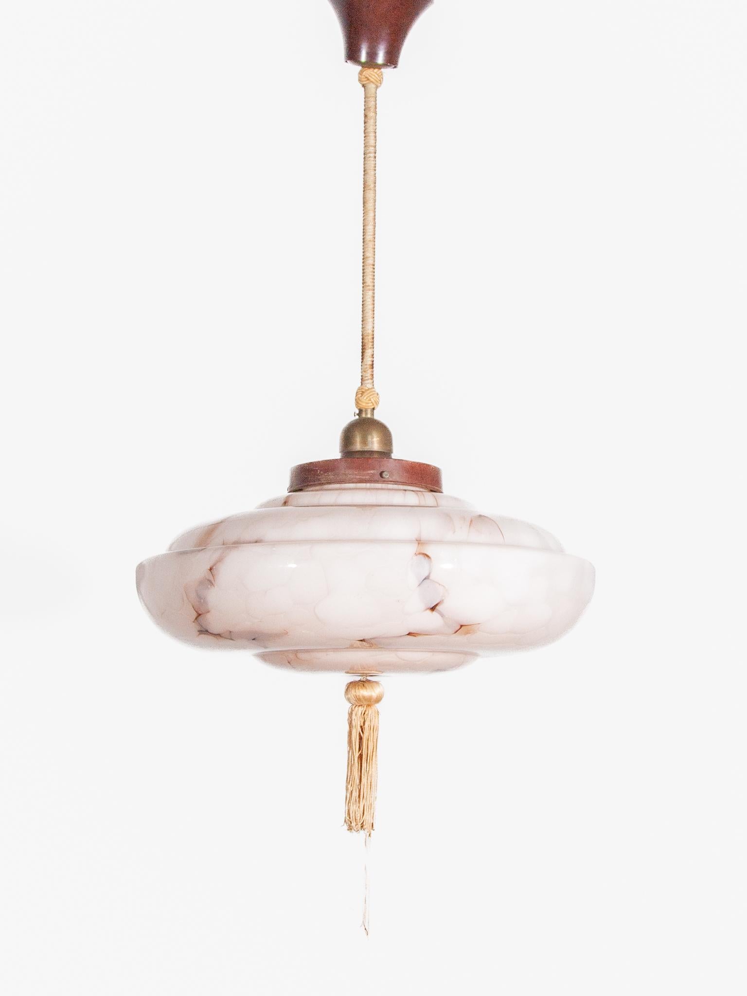Fatto a mano Lampada a sospensione ART DECO in vetro marmorizzato rosa e ottone, anni '30, Germania in vendita