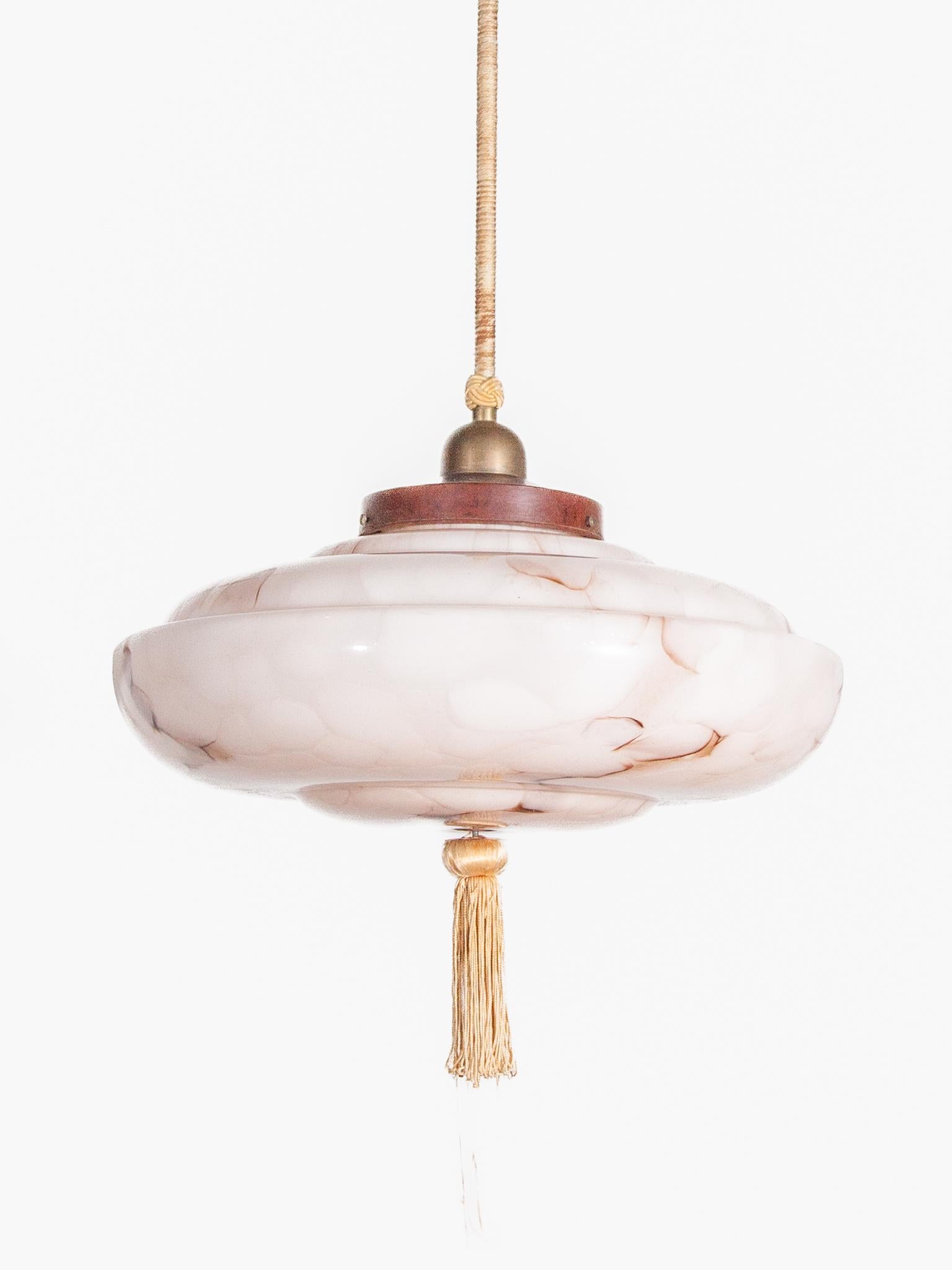Lampada a sospensione ART DECO in vetro marmorizzato rosa e ottone, anni '30, Germania In condizioni buone in vendita a Antwerp, BE