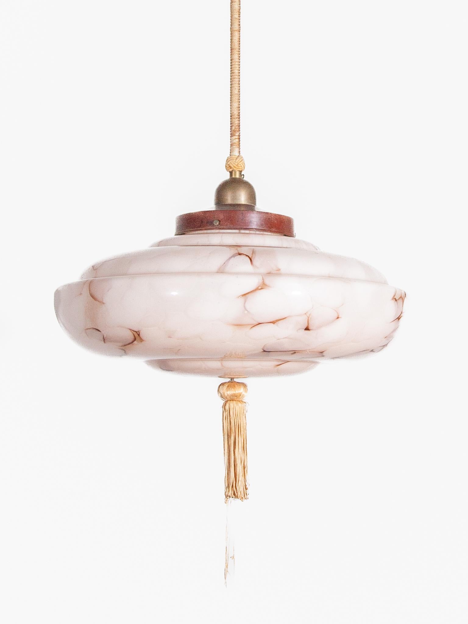 Metà XX secolo Lampada a sospensione ART DECO in vetro marmorizzato rosa e ottone, anni '30, Germania in vendita