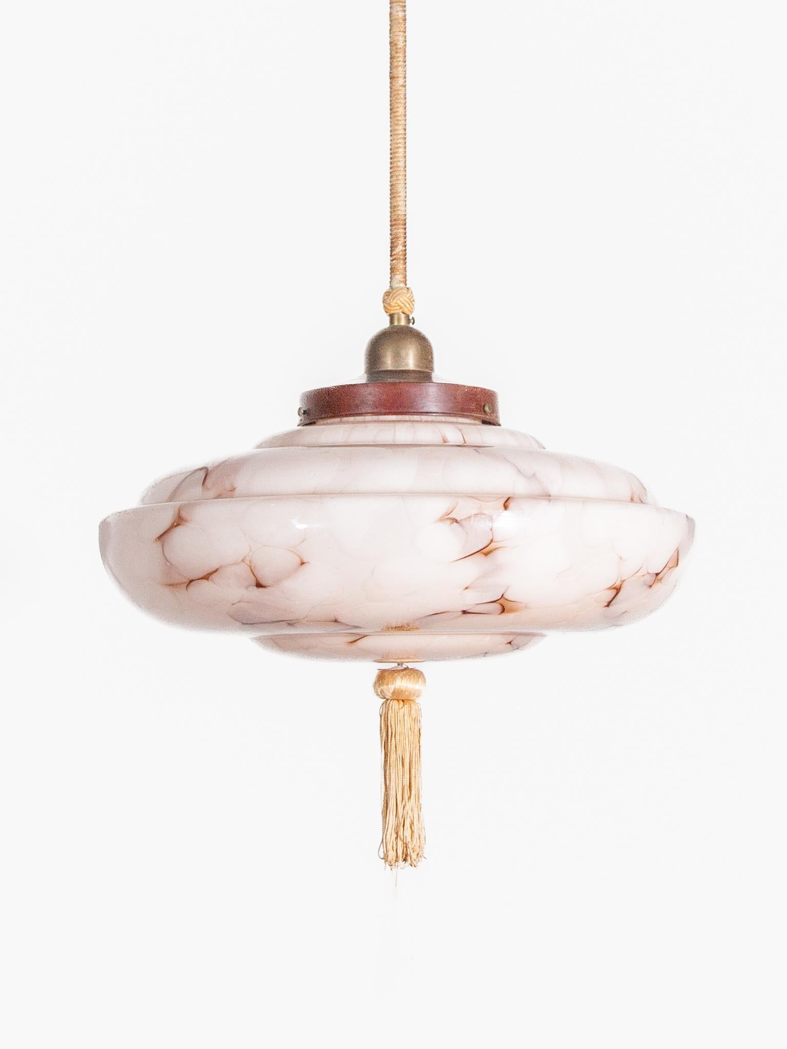 Ottone Lampada a sospensione ART DECO in vetro marmorizzato rosa e ottone, anni '30, Germania in vendita