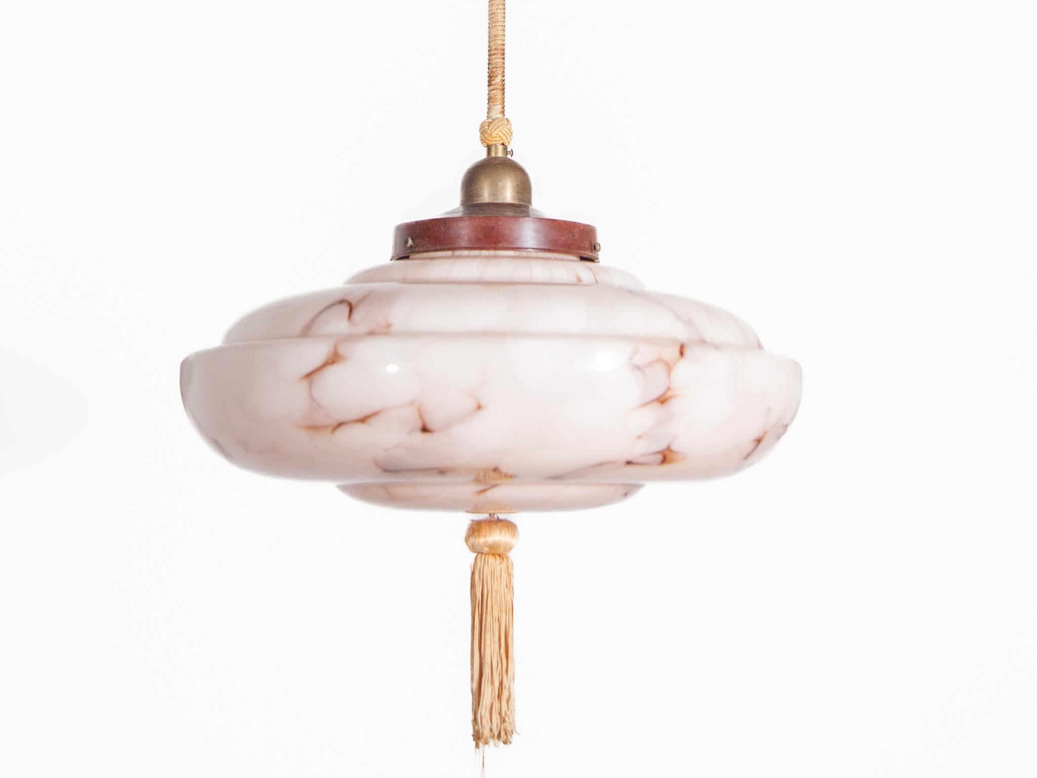 Lampada a sospensione ART DECO in vetro marmorizzato rosa e ottone, anni '30, Germania in vendita 1