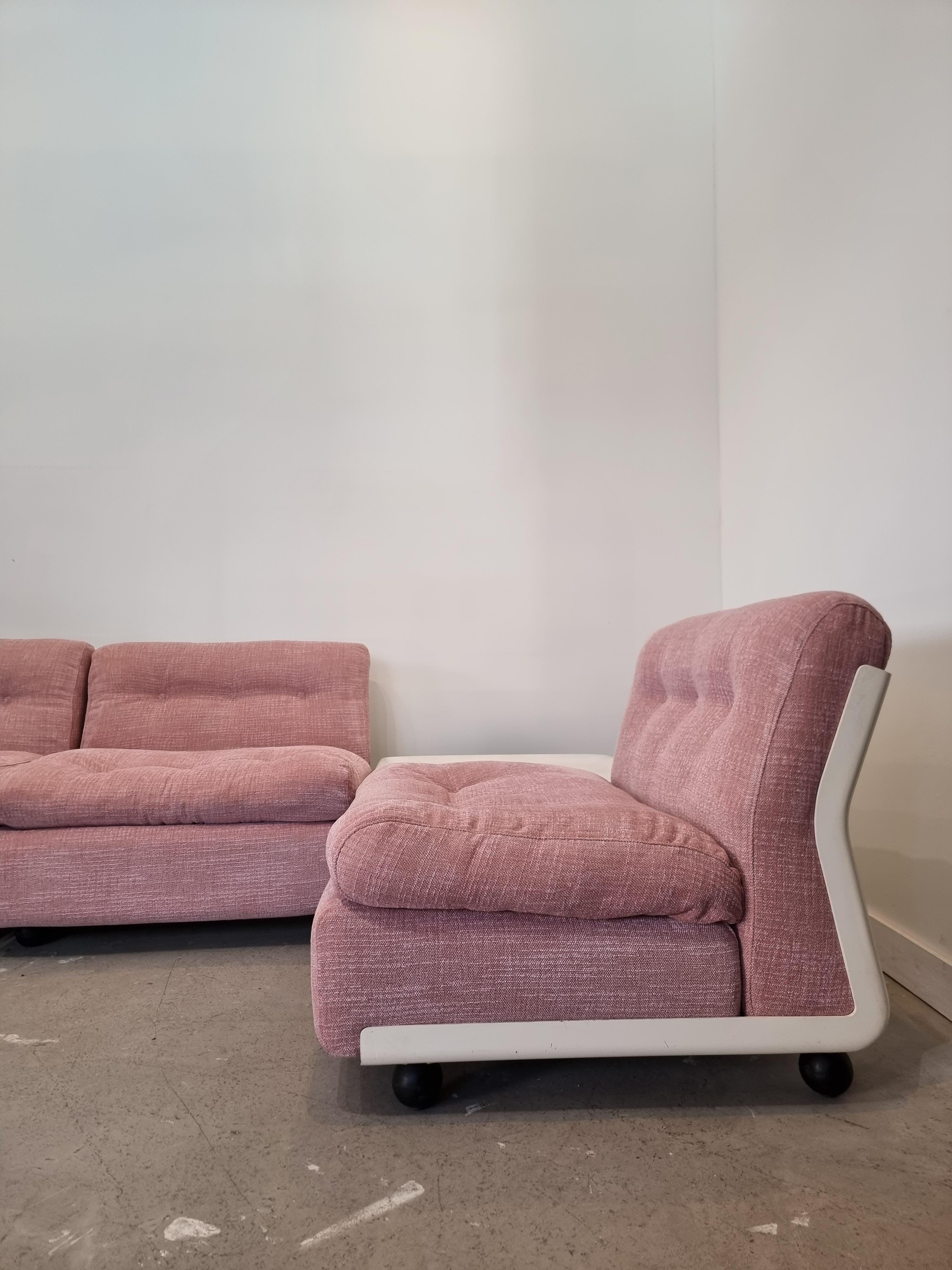 1970s C&B Italia 'Amanta' modular or sectional four chair sofa and coffee table designed by Mario Bellini in 1966. Produced in 1973. C&B Italia are known as B&B Italia today.

The four chairs are made from an enameled Fiberlite structure raised
