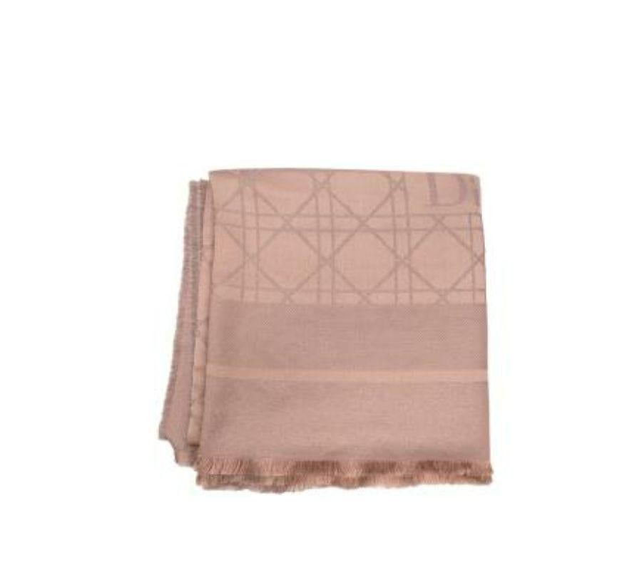 Cannage-Schal aus Wolle in Rosa mit Metallic-Muster 140 (Beige) im Angebot