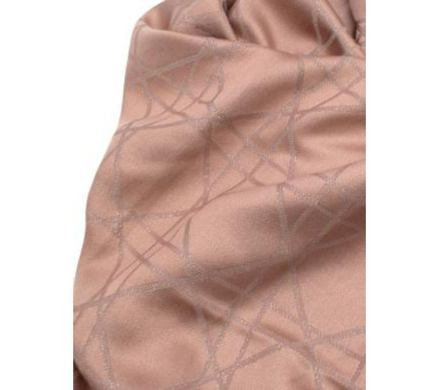 Cannage-Schal aus Wolle in Rosa mit Metallic-Muster 140 im Angebot 1