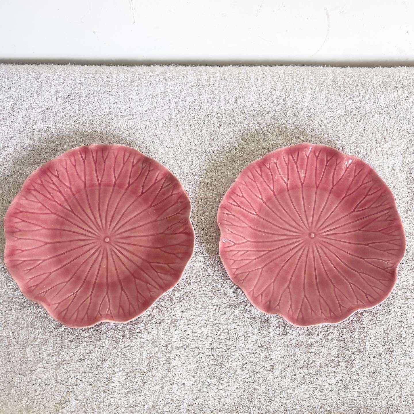 Élevez votre table avec cette paire exceptionnelle d'assiettes Metlox Poppytrail Lotus rose vintage. Fabriquées avec soin, ces assiettes dégagent une élégance et un charme intemporels.

Exceptionnelle paire d'assiettes Metlox Poppytrail Lotus rose