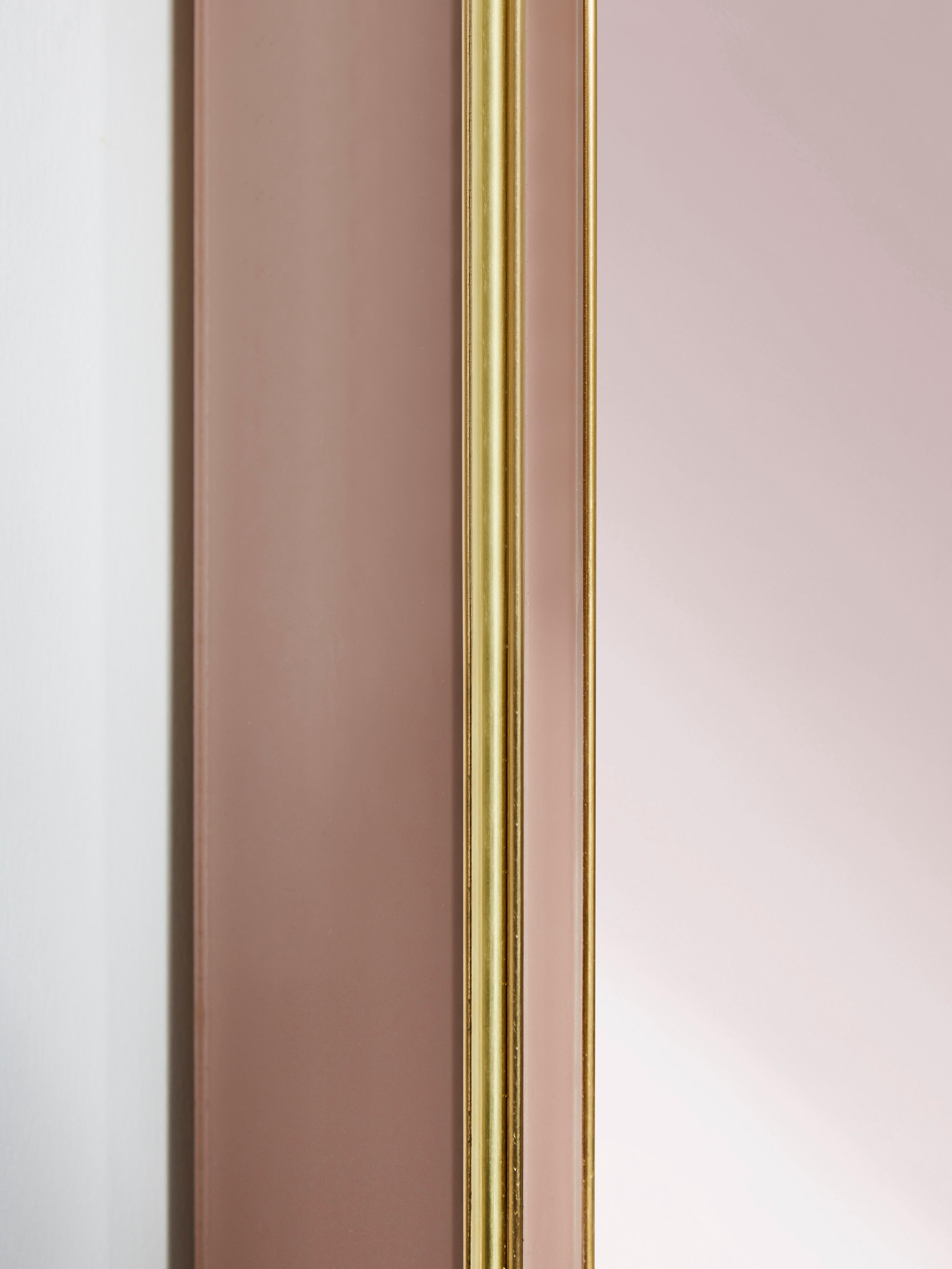 Splendid rectangular mirror with frame in brass and pink tainted glass. 
Creation by Studio Glustin.