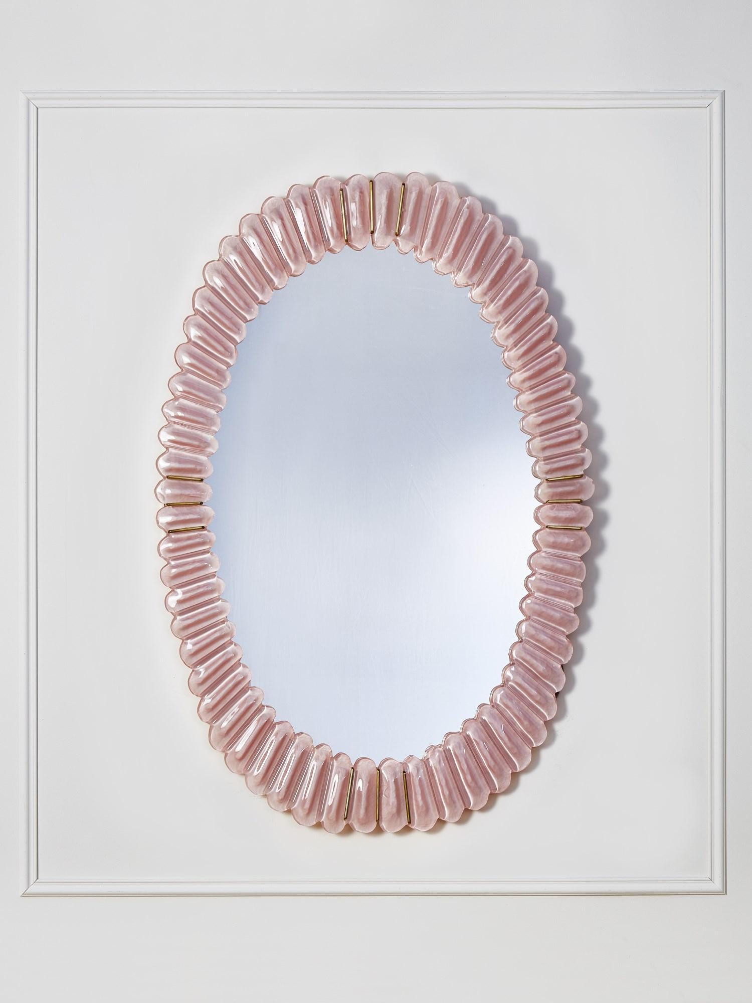 Ovaler Spiegel mit Rahmen aus geformtem Murano-Glas und Messingintarsien.
Gestaltung durch das Studio Glustin.