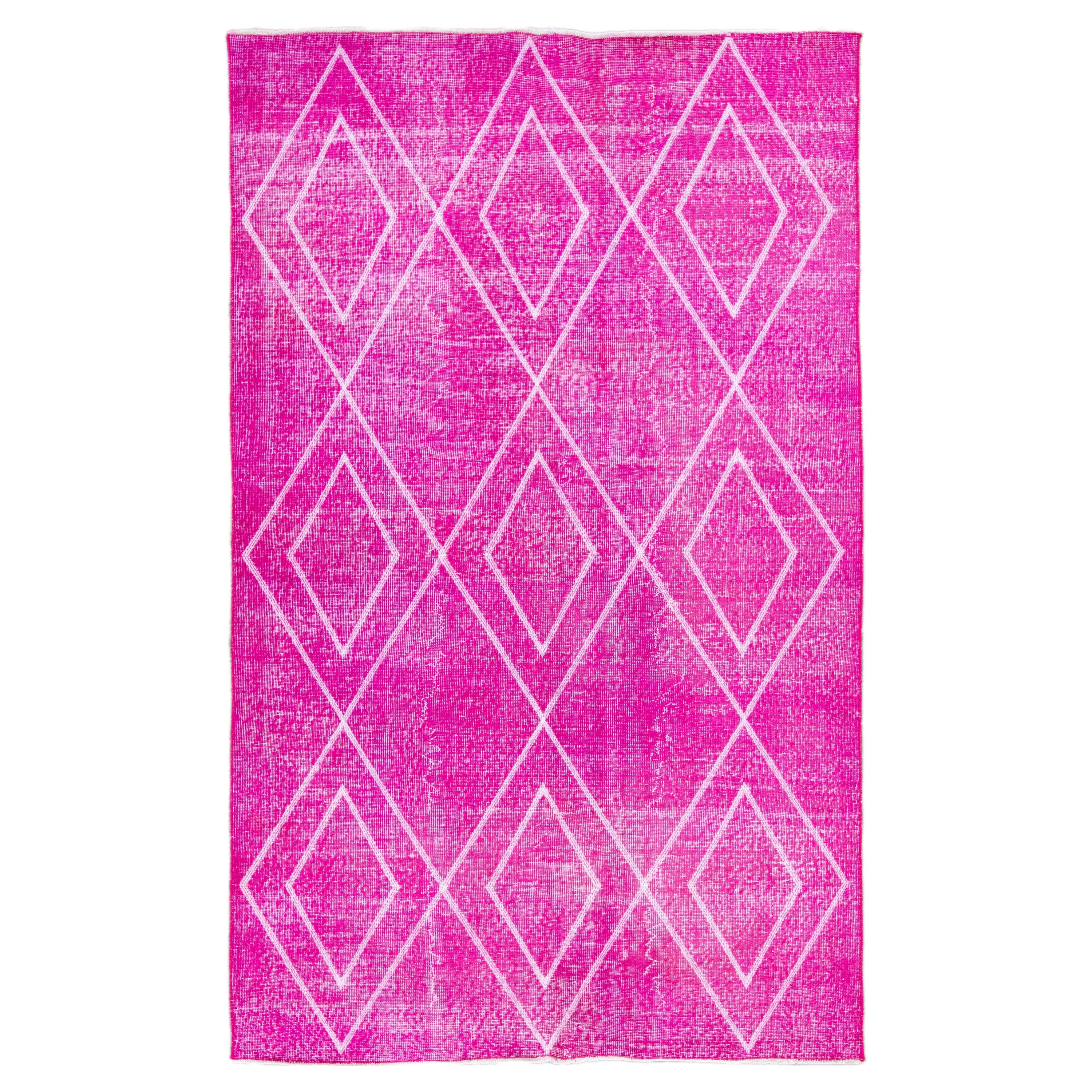 Tapis moderne turc rose en laine à motif tribal fait à la main