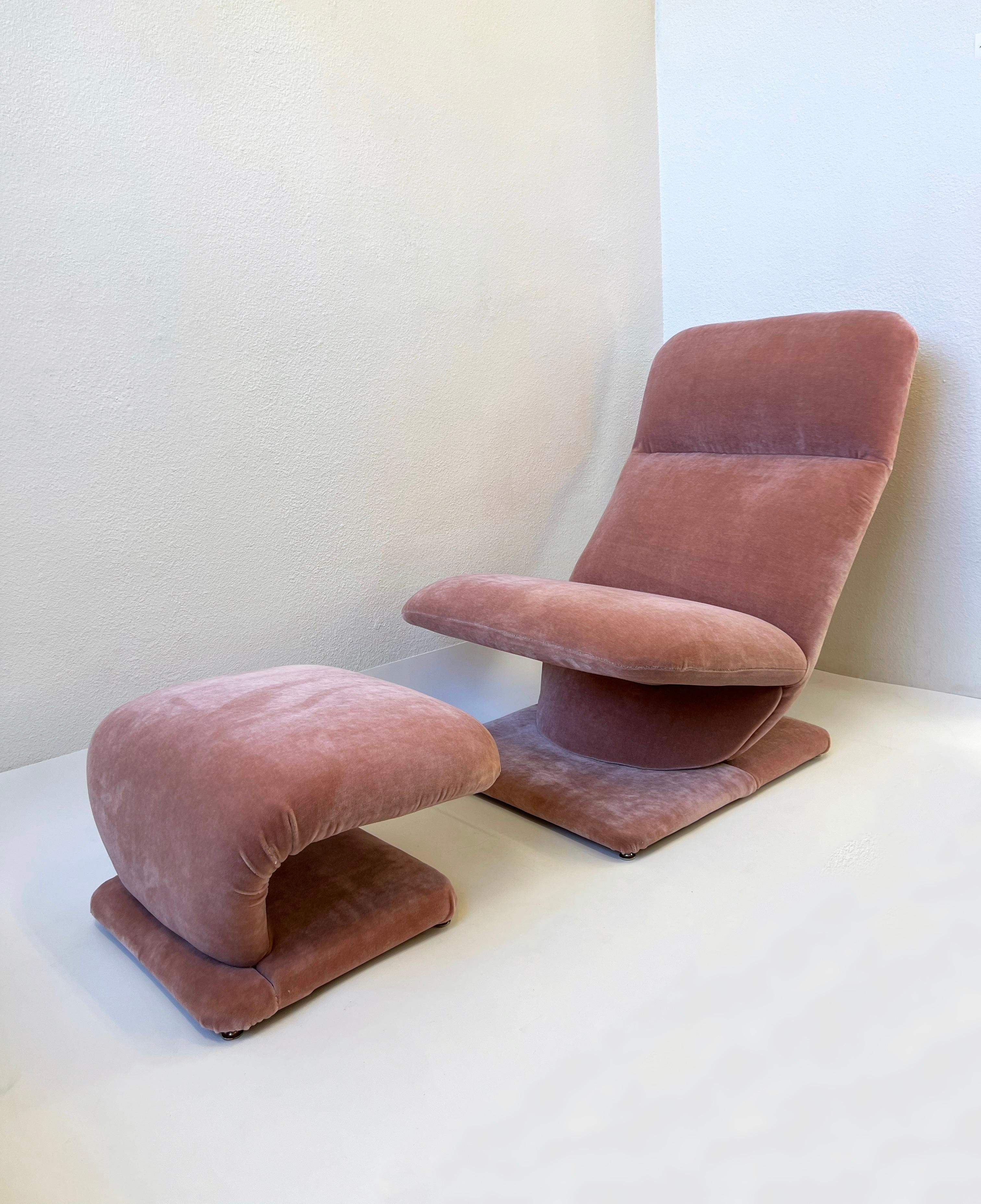 Ein schöner rosafarbener Lounge-Sessel aus weichem Mohair aus den 1980er Jahren mit Ottomane vom Design Institute of America.
Der Stuhl schaukelt, frisch renoviert.
Behält das DIA Label. 

Abmessungen: 
Stuhl - 36